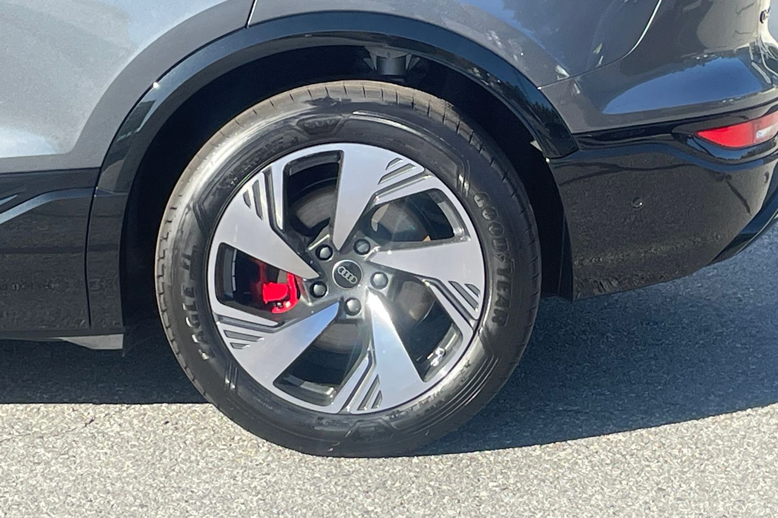 harmaa Audi Q6 e-tron 2026 kuva 10.