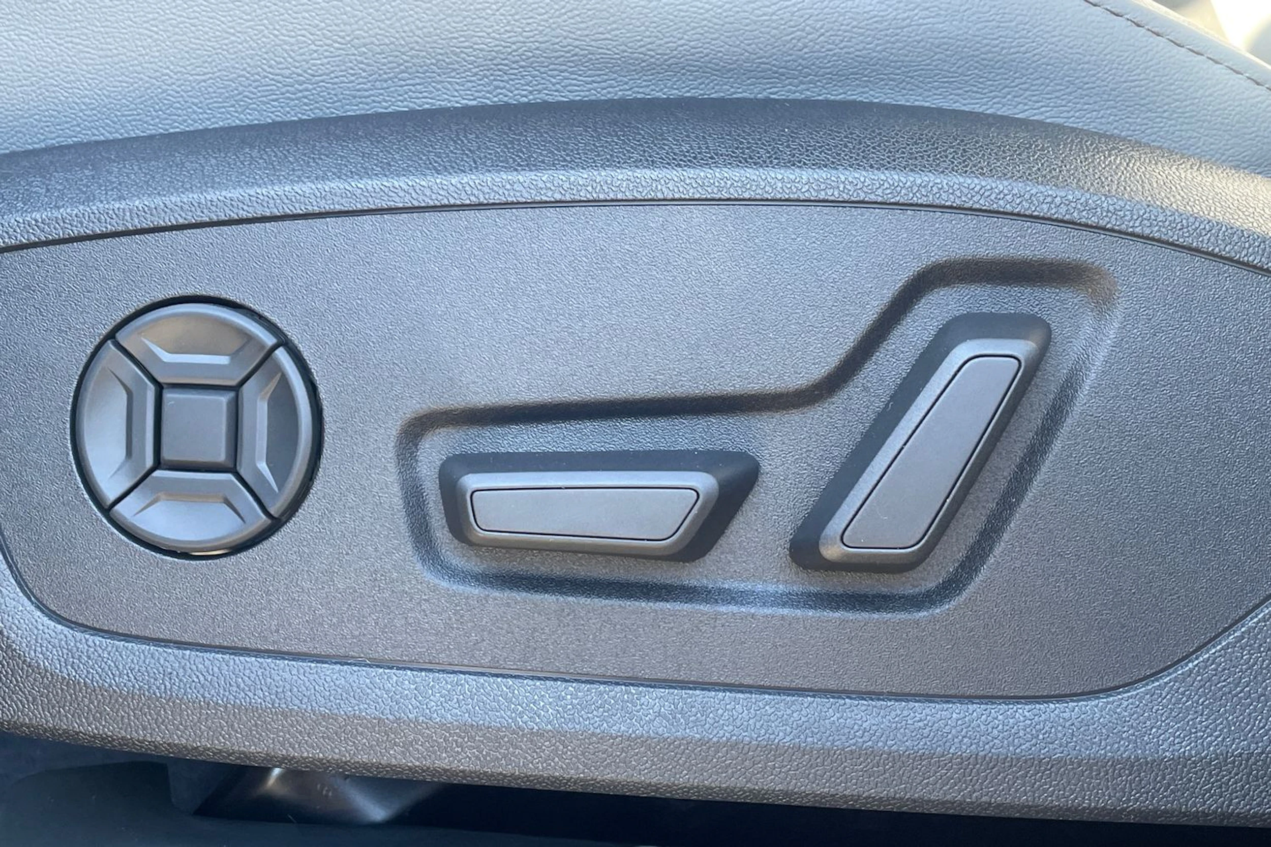 harmaa Audi Q6 e-tron 2026 kuva 11.