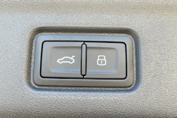 harmaa Audi Q6 e-tron 2026 kuva 17.
