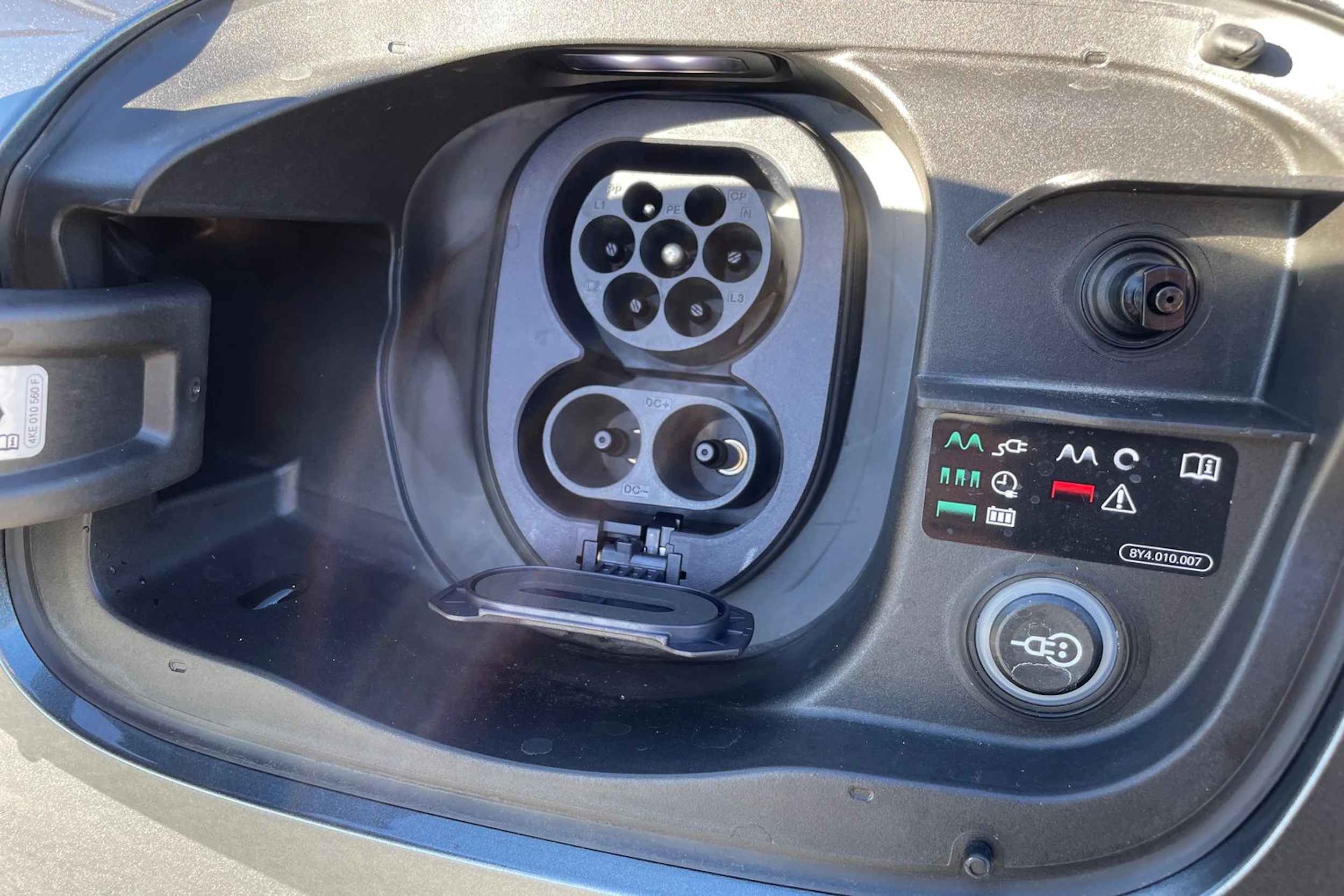 harmaa Audi Q6 e-tron 2026 kuva 18.