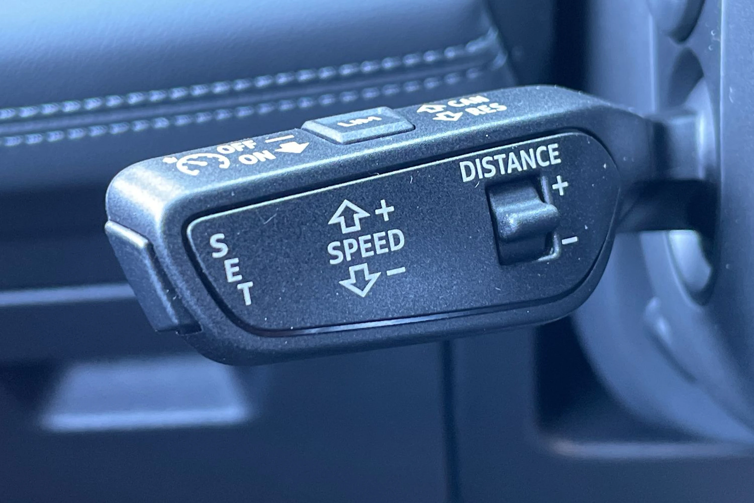 harmaa Audi Q6 e-tron 2026 kuva 21.