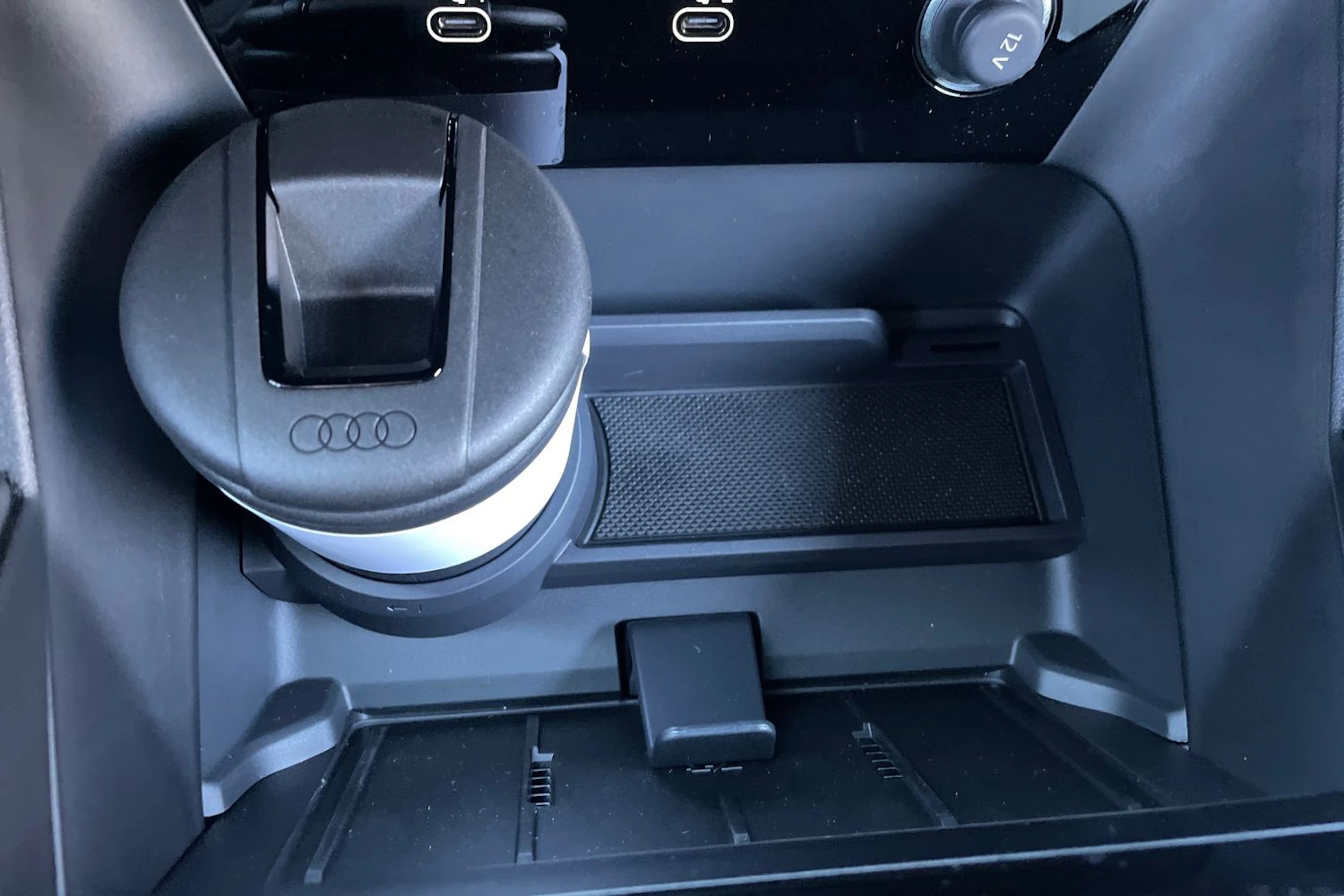 harmaa Audi Q6 e-tron 2026 kuva 22.