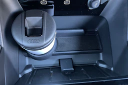 harmaa Audi Q6 e-tron 2026 kuva 22.