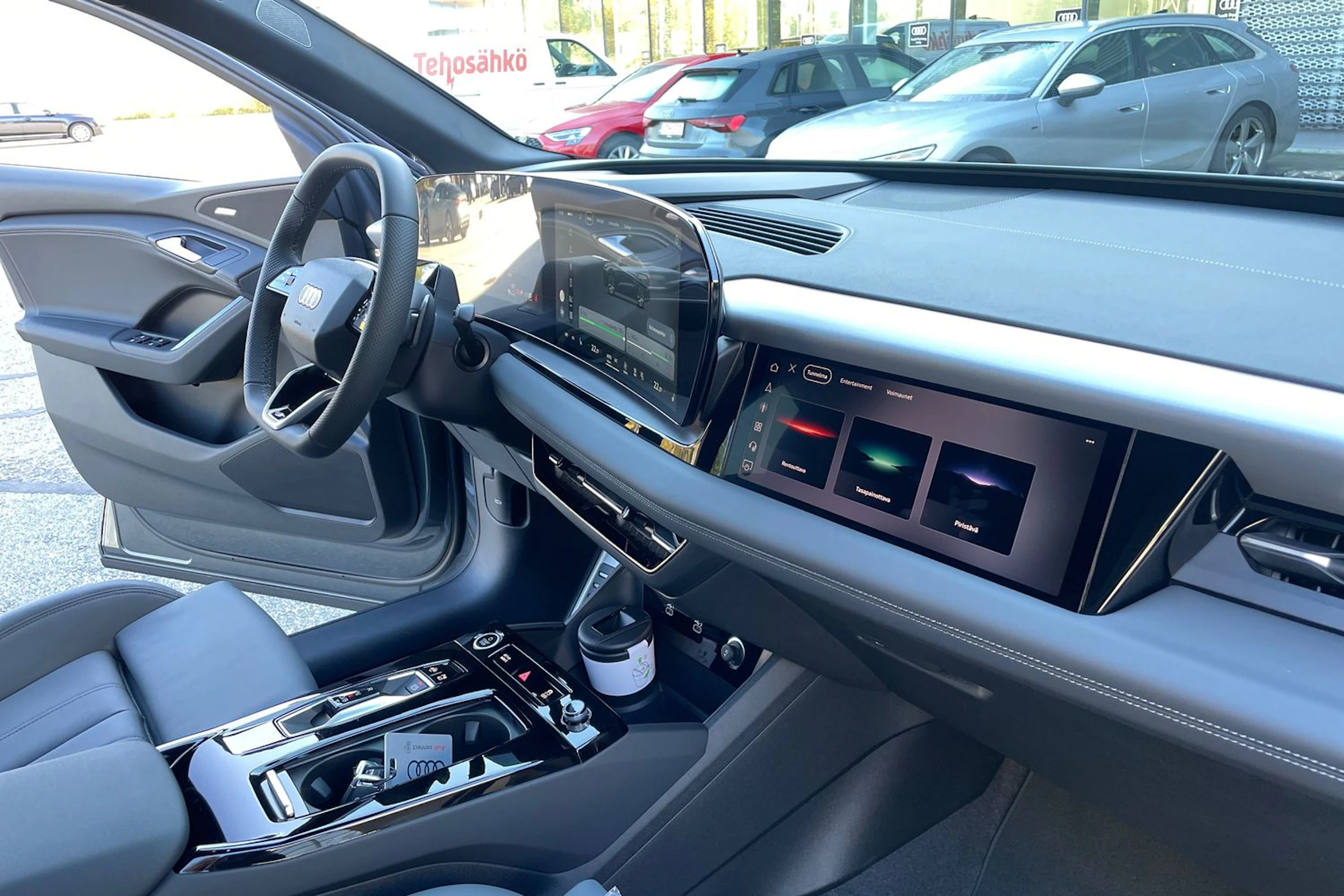 harmaa Audi Q6 e-tron 2026 kuva 29.