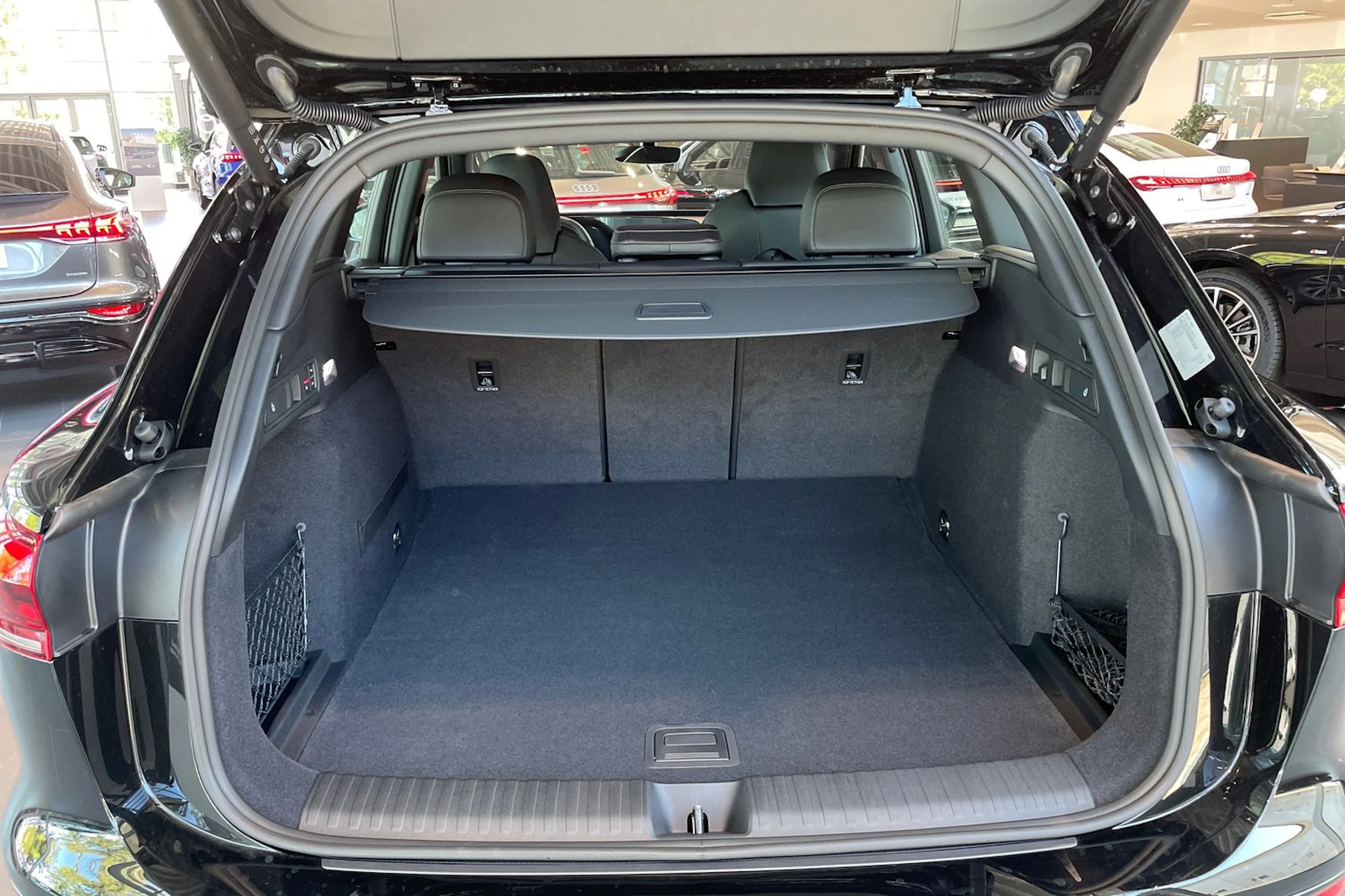 musta Audi Q6 e-tron 2026 kuva 11.