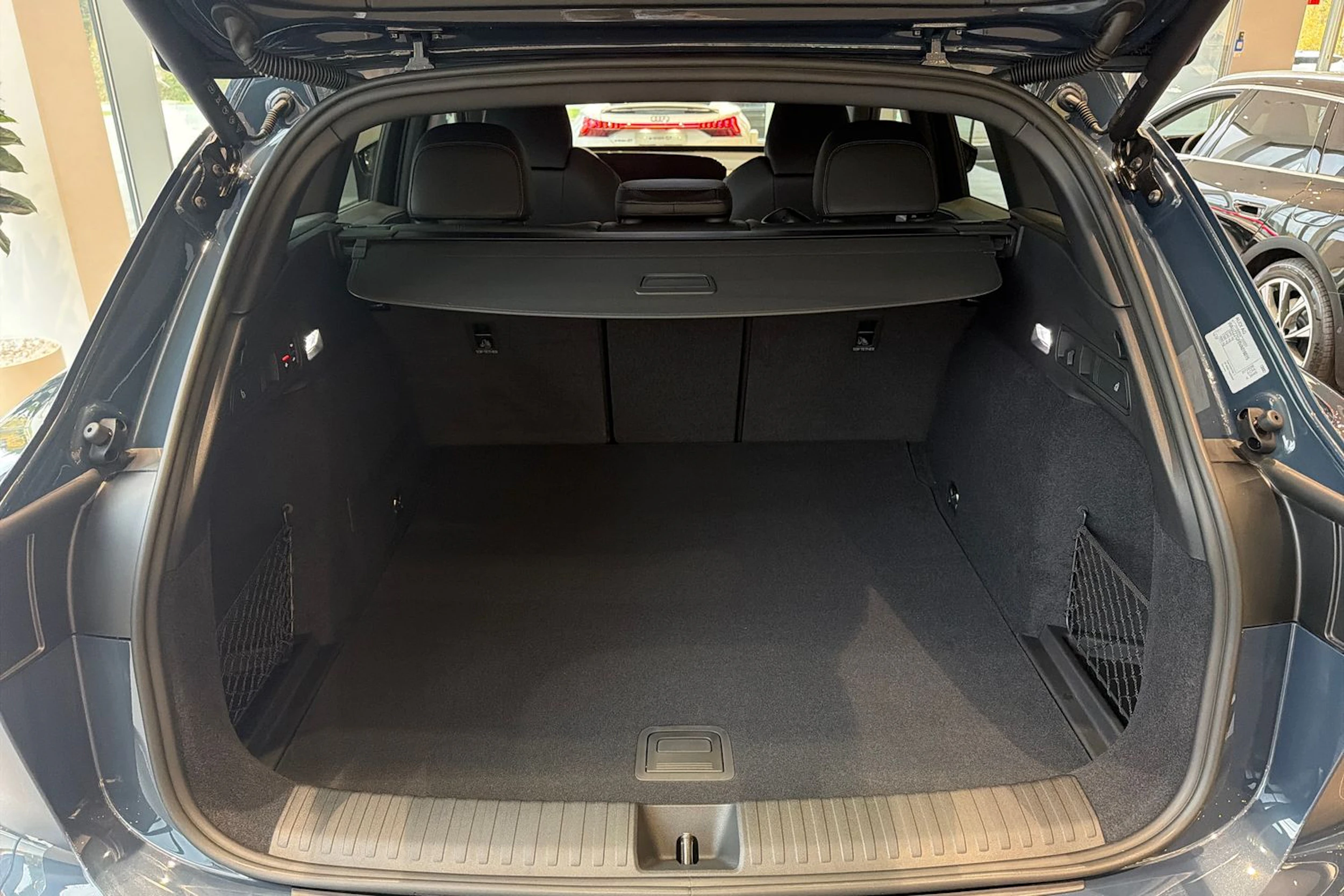 met. sininen Audi Q6 e-tron 2026 kuva 21.