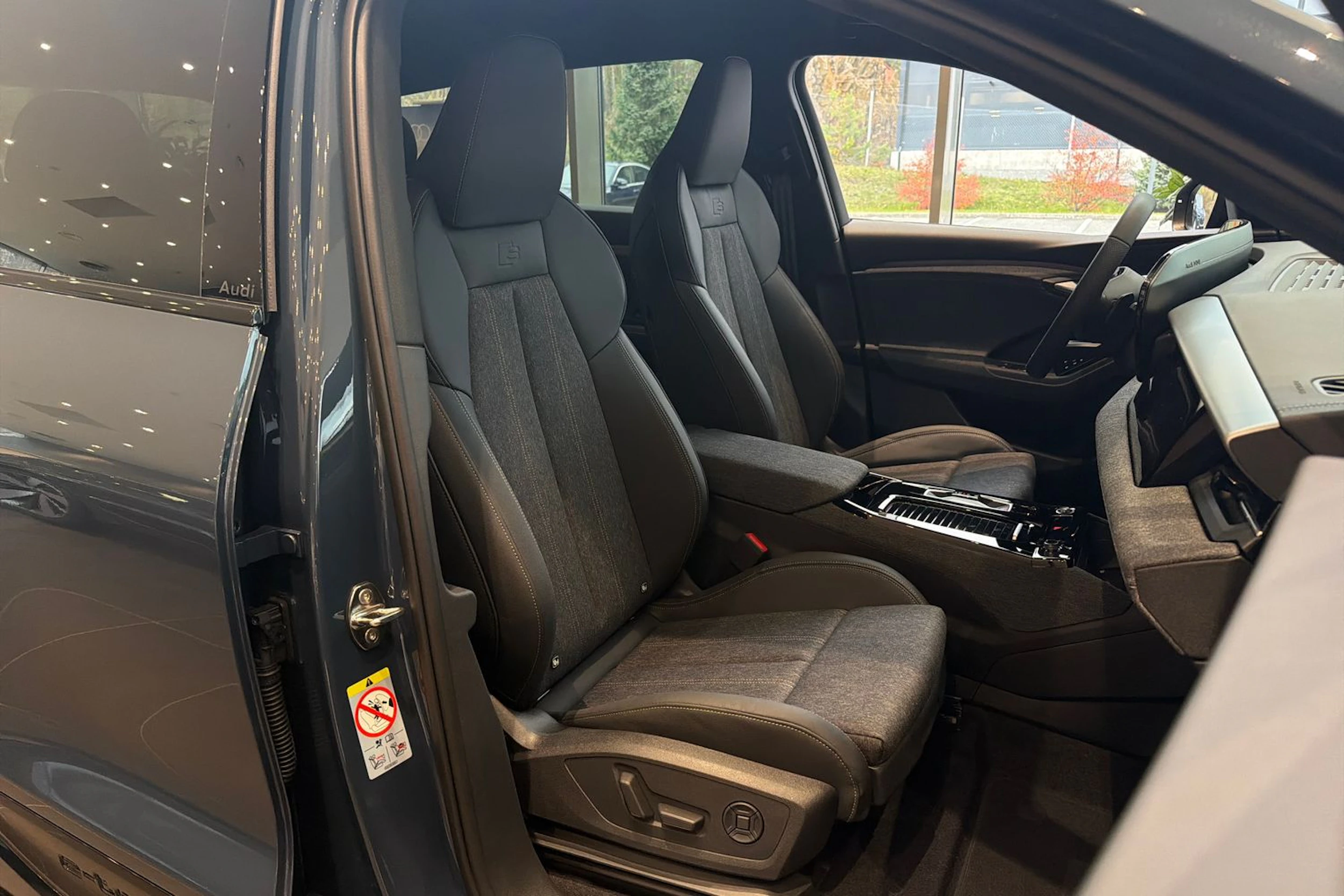 met. sininen Audi Q6 e-tron 2026 kuva 23.