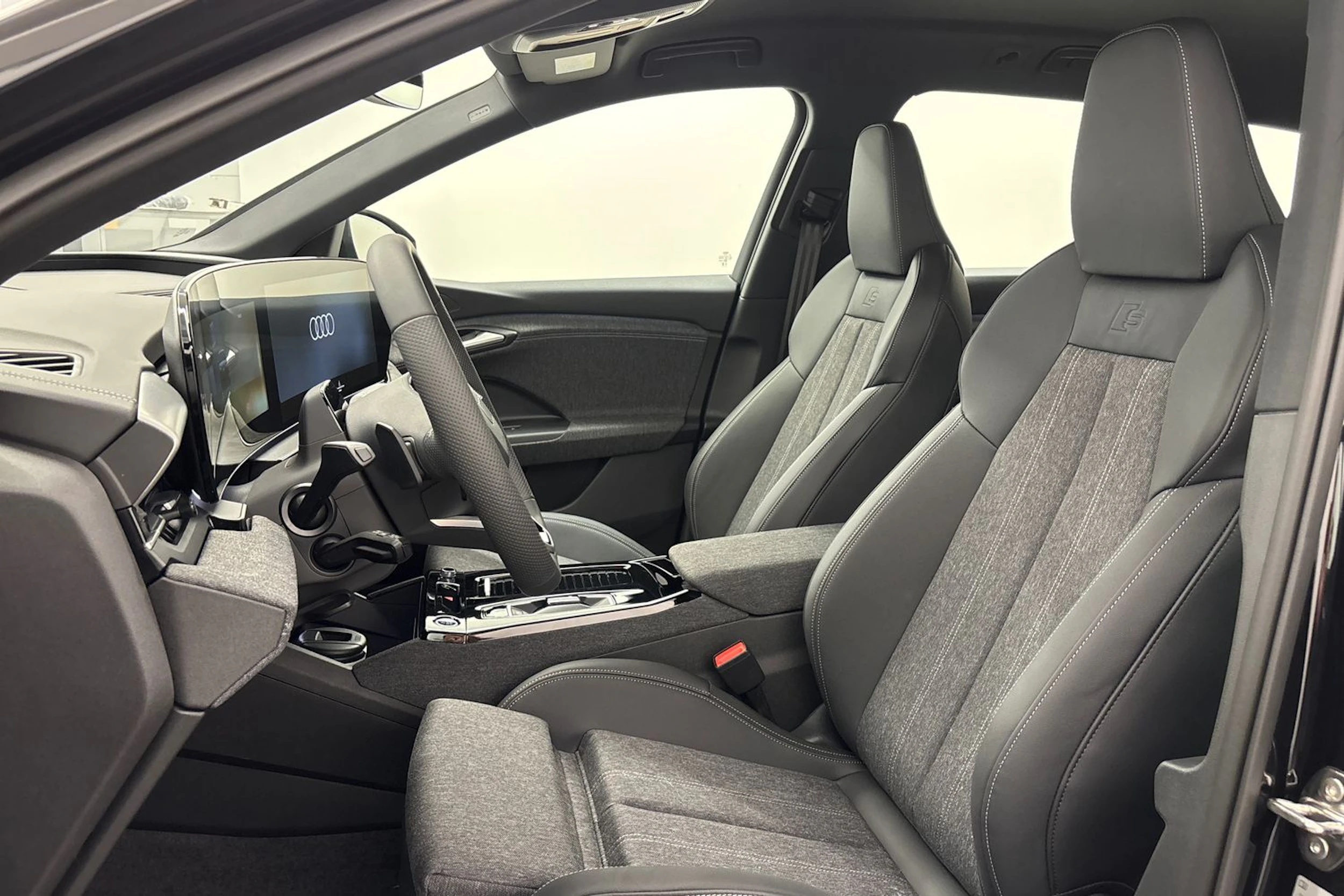 met. musta Audi Q6 e-tron 2026 kuva 11.