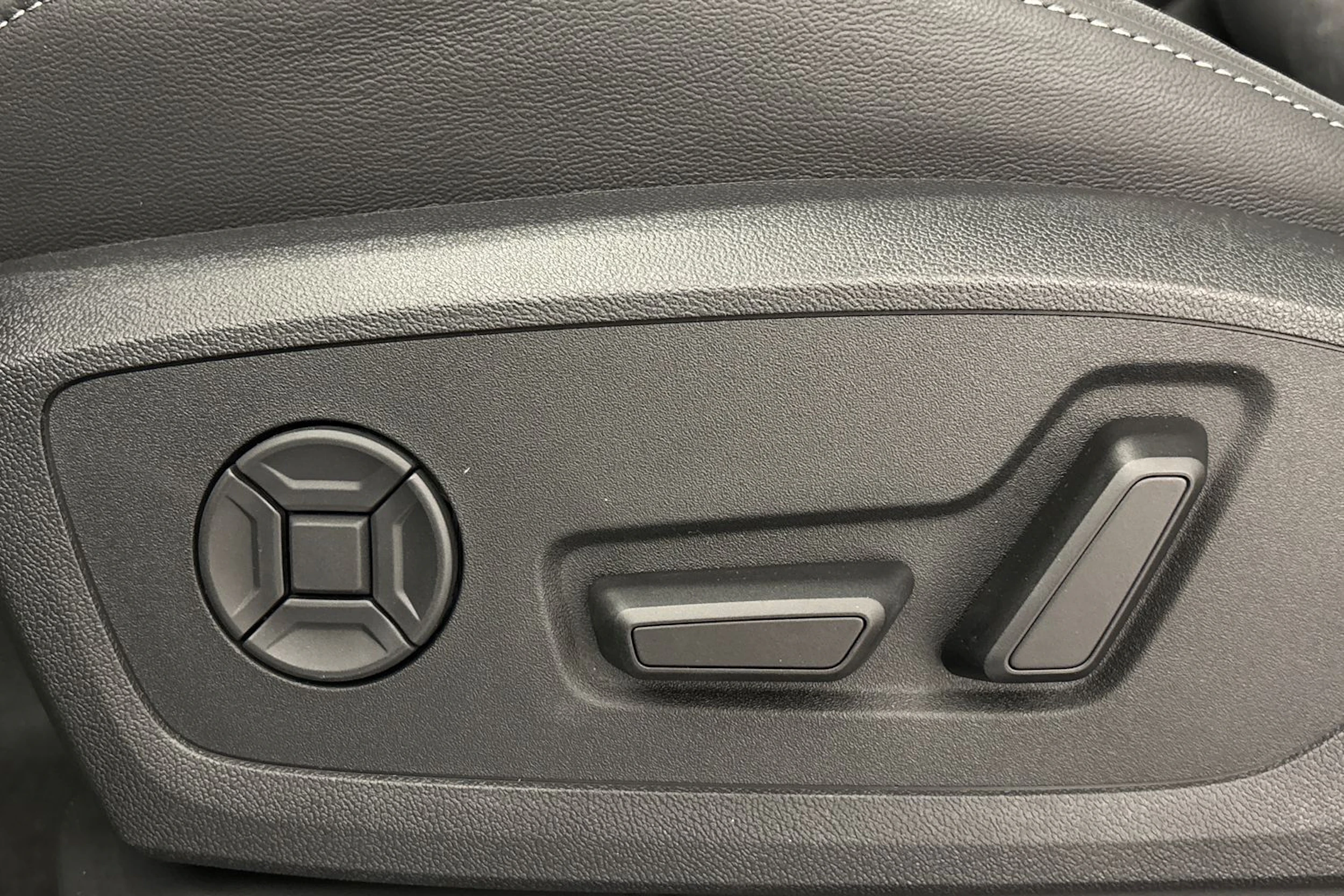 met. musta Audi Q6 e-tron 2026 kuva 12.