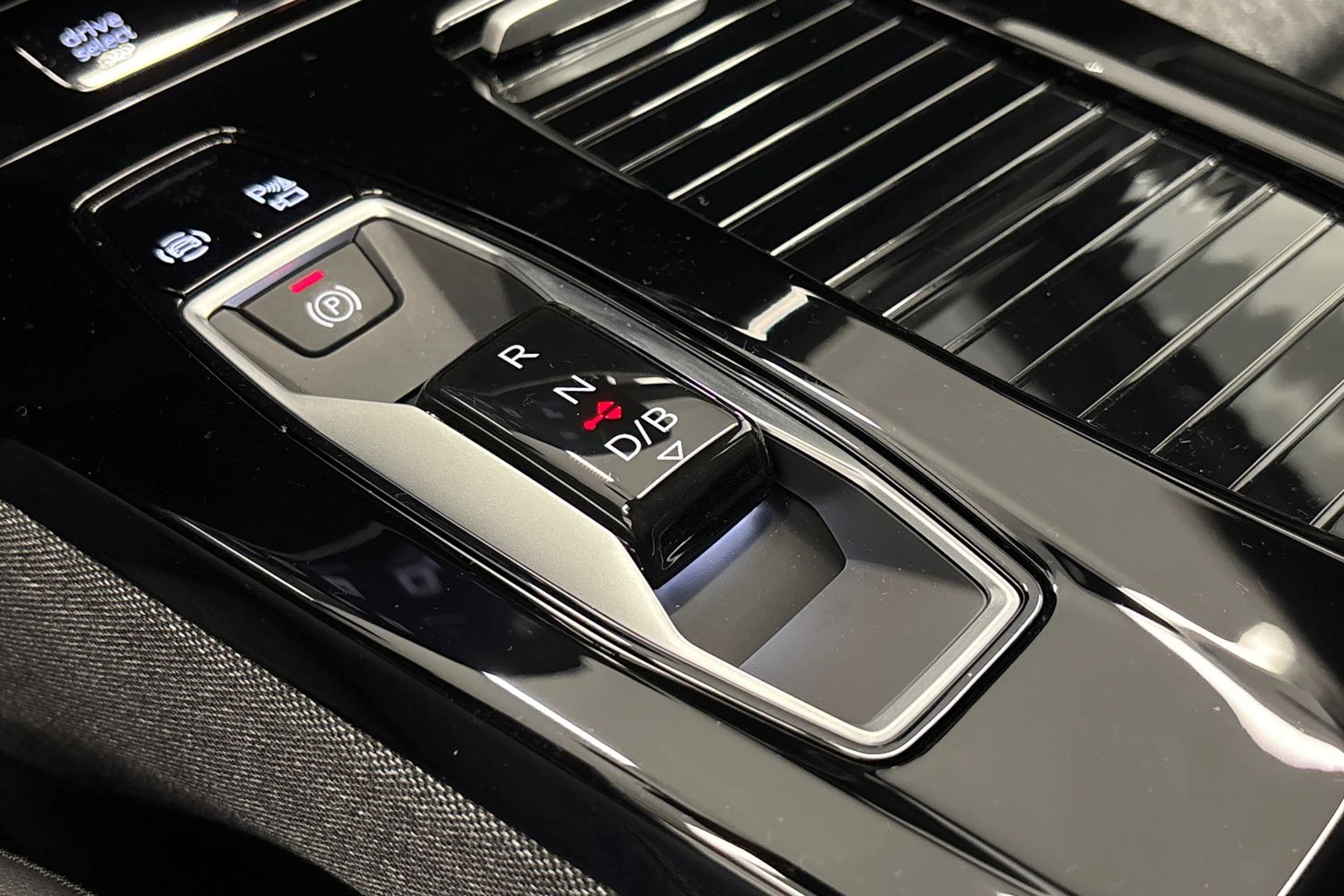 met. musta Audi Q6 e-tron 2026 kuva 28.