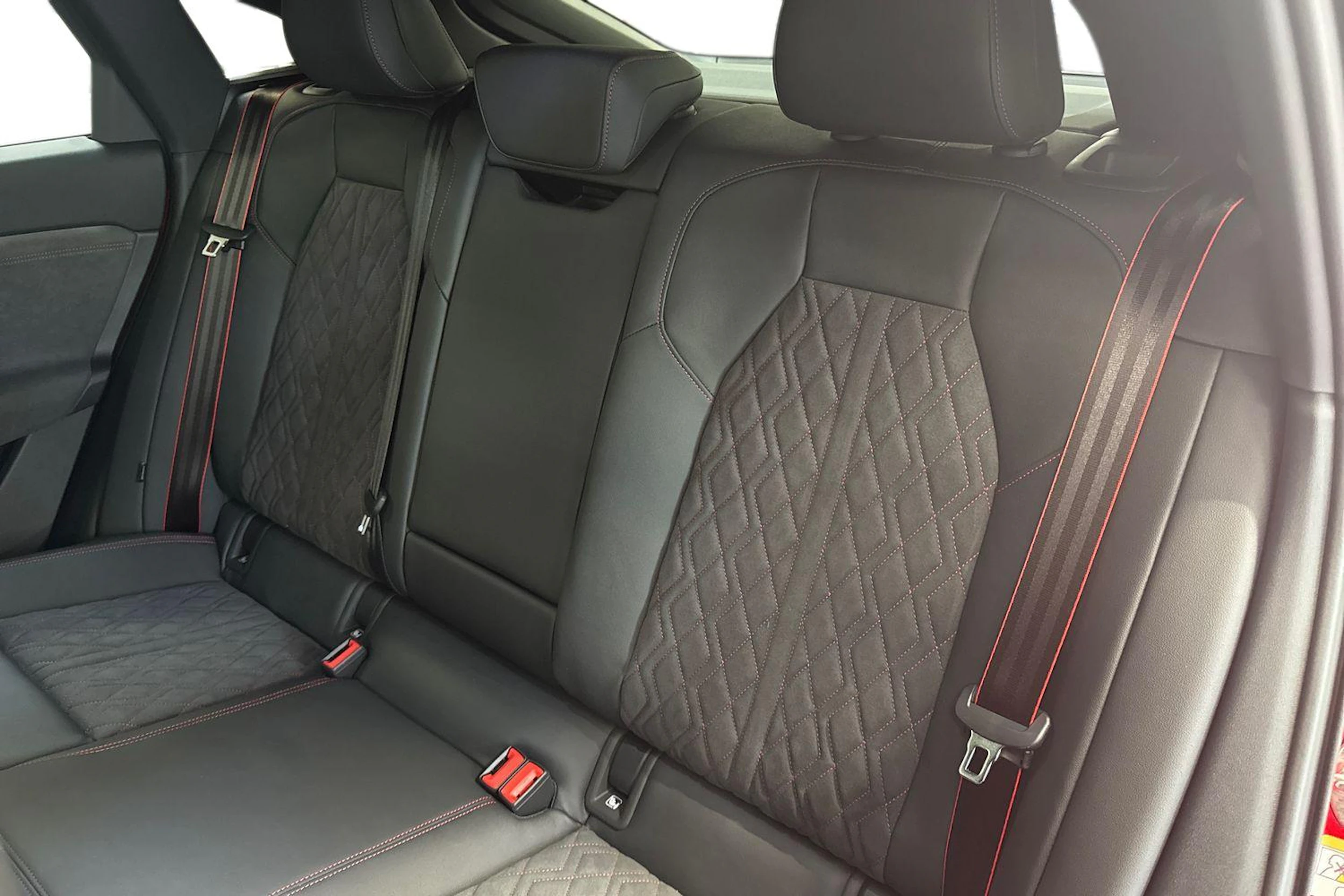 met. punainen Audi Q6 e-tron 2026 kuva 8.