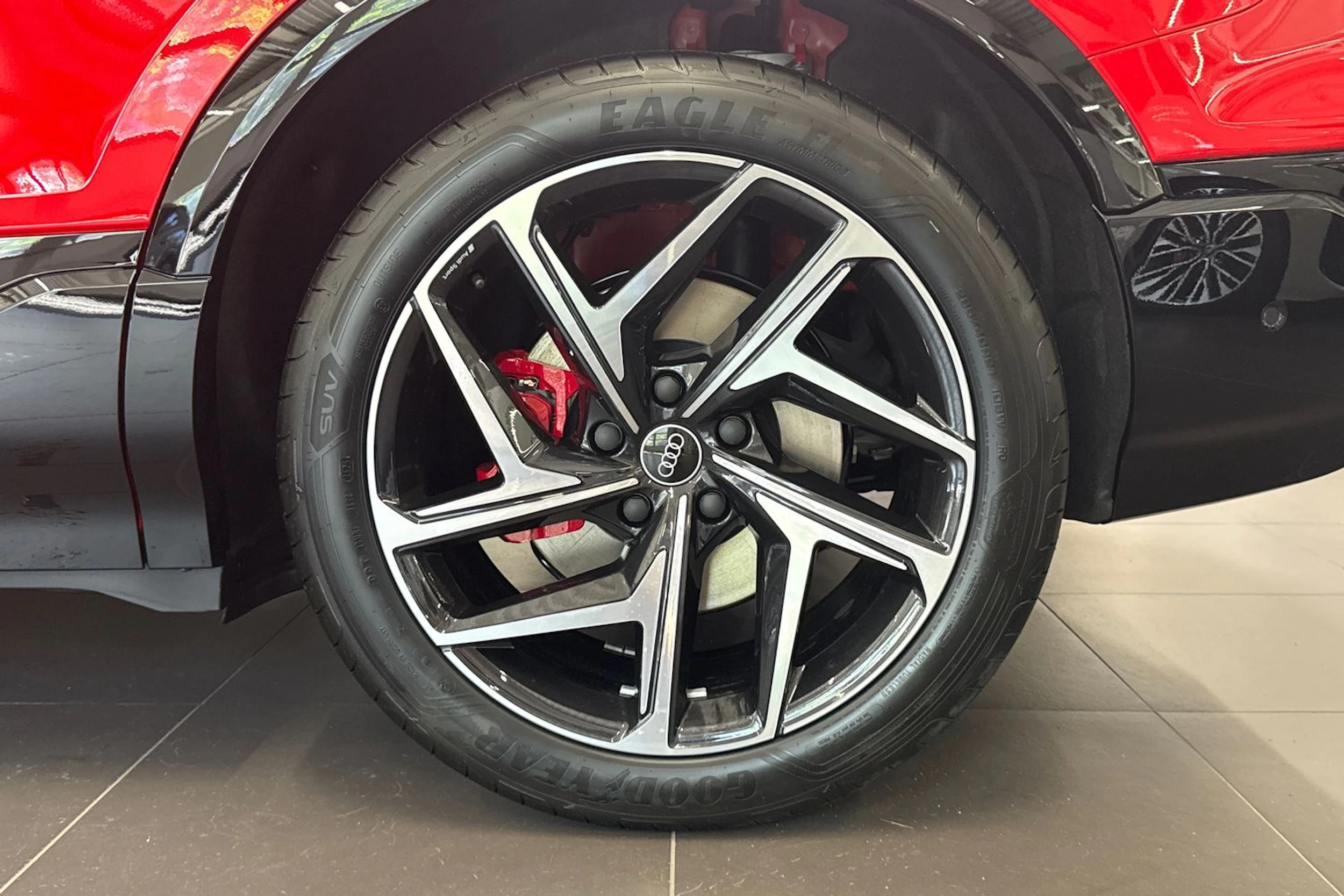 met. punainen Audi Q6 e-tron 2026 kuva 10.