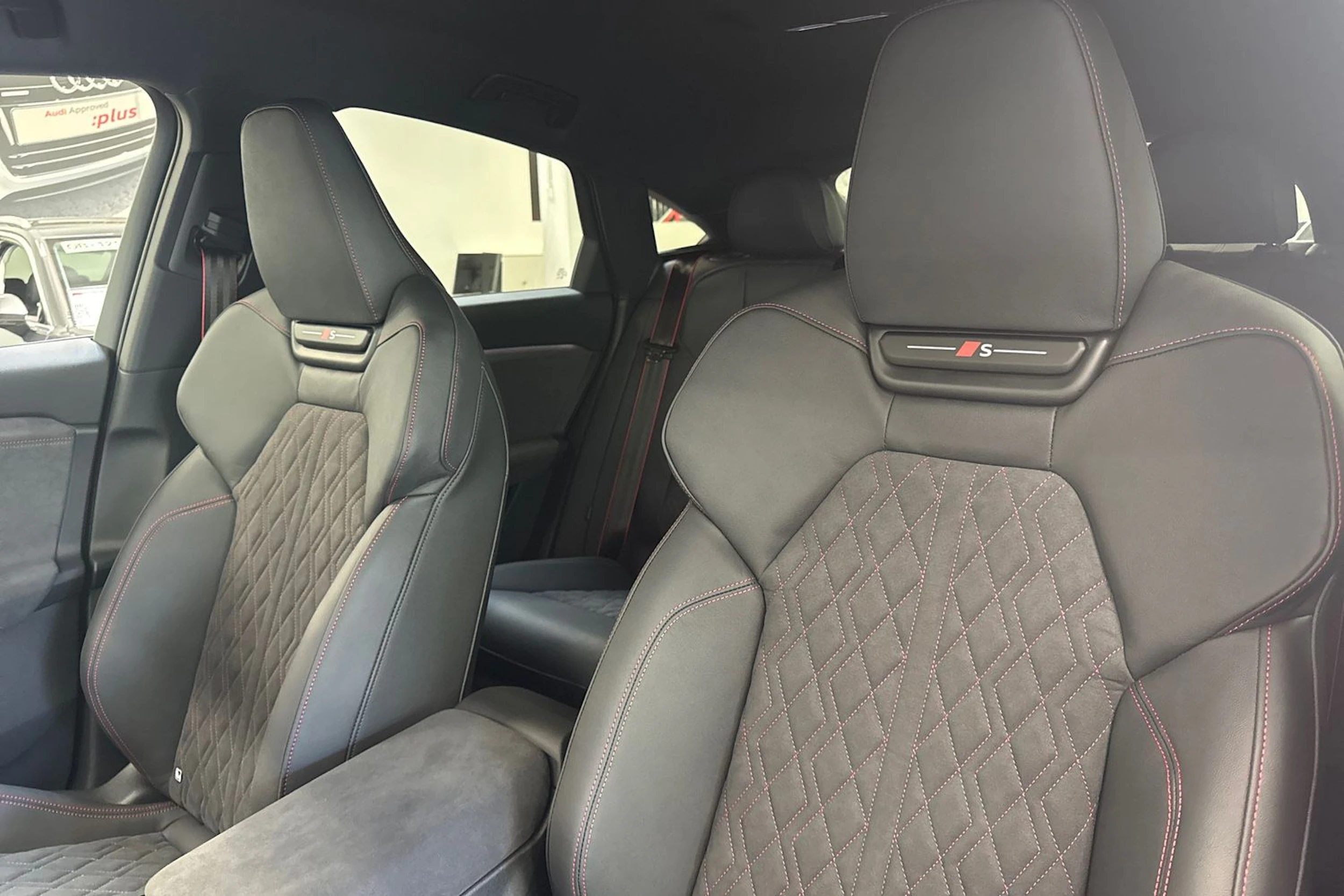 met. punainen Audi Q6 e-tron 2026 kuva 13.