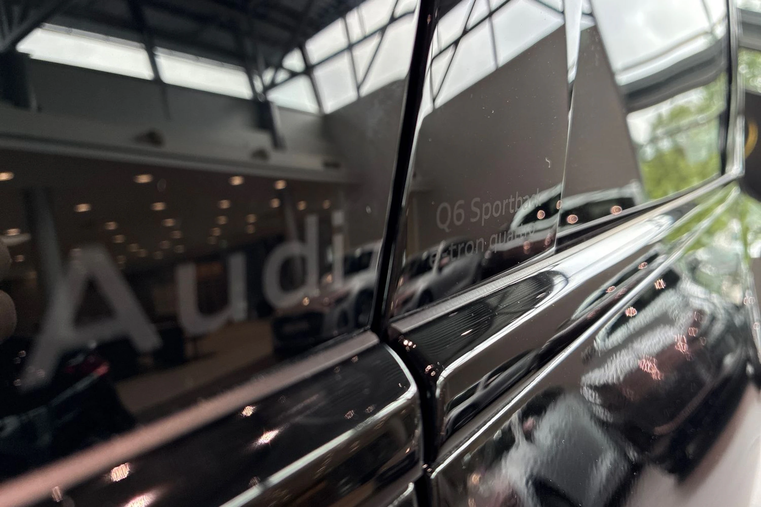 musta Audi Q6 e-tron 2026 kuva 11.