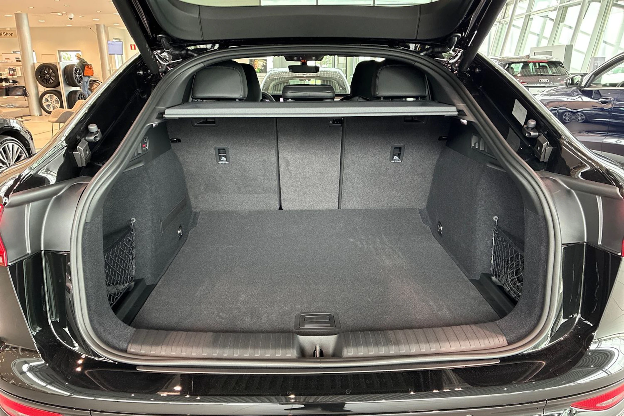 musta Audi Q6 e-tron 2026 kuva 12.