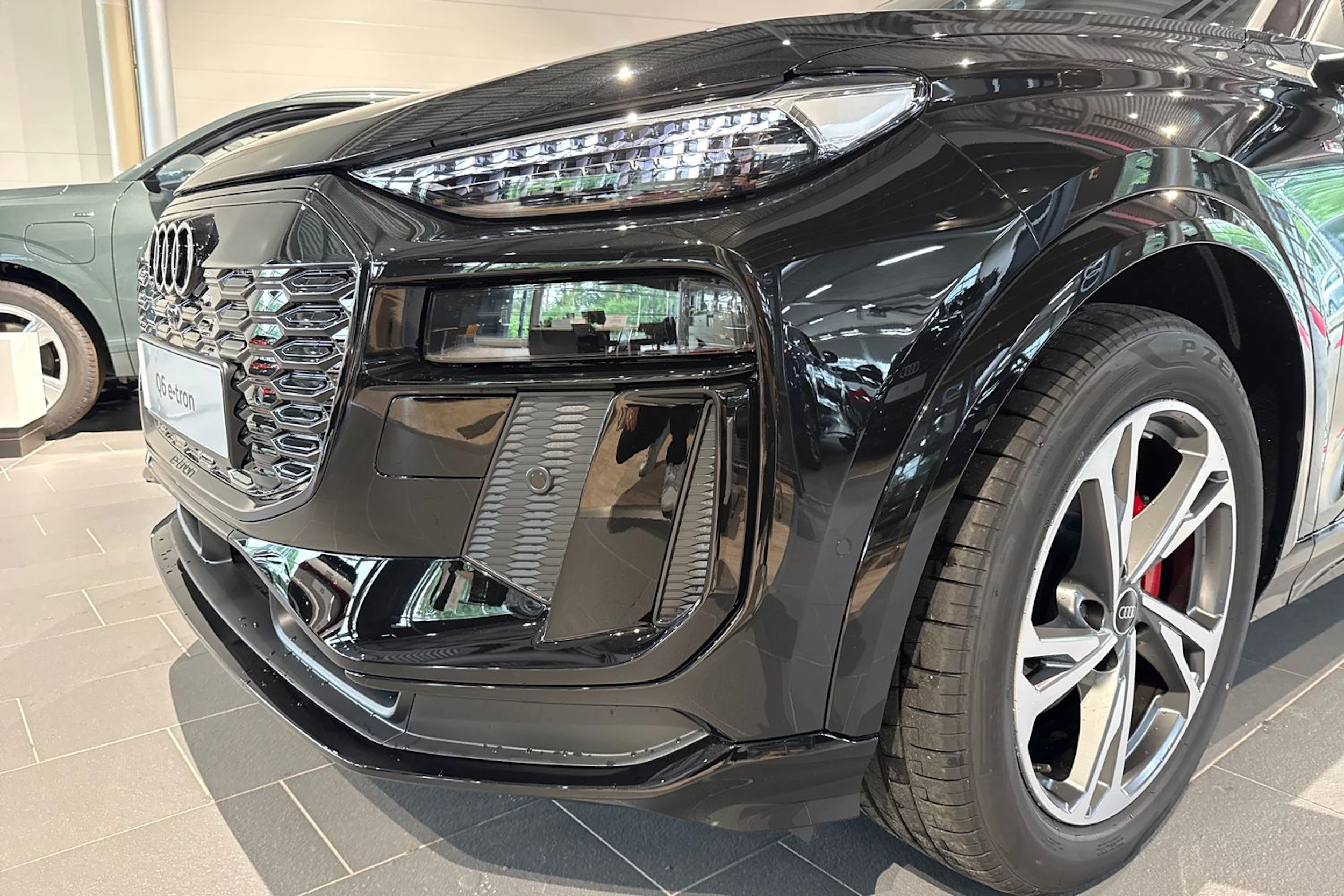 met. musta Audi Q6 e-tron 2026 kuva 10.