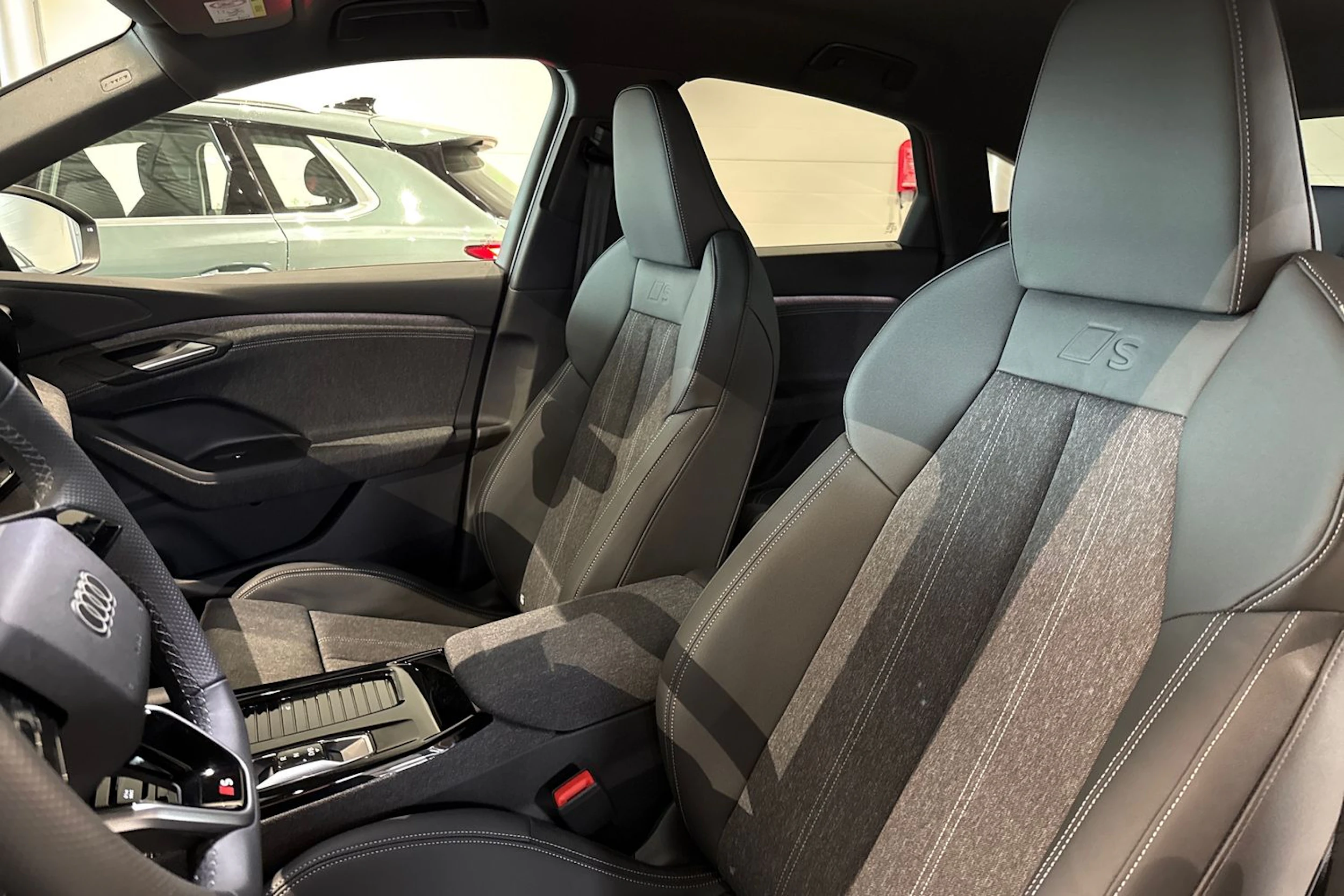 met. musta Audi Q6 e-tron 2026 kuva 15.