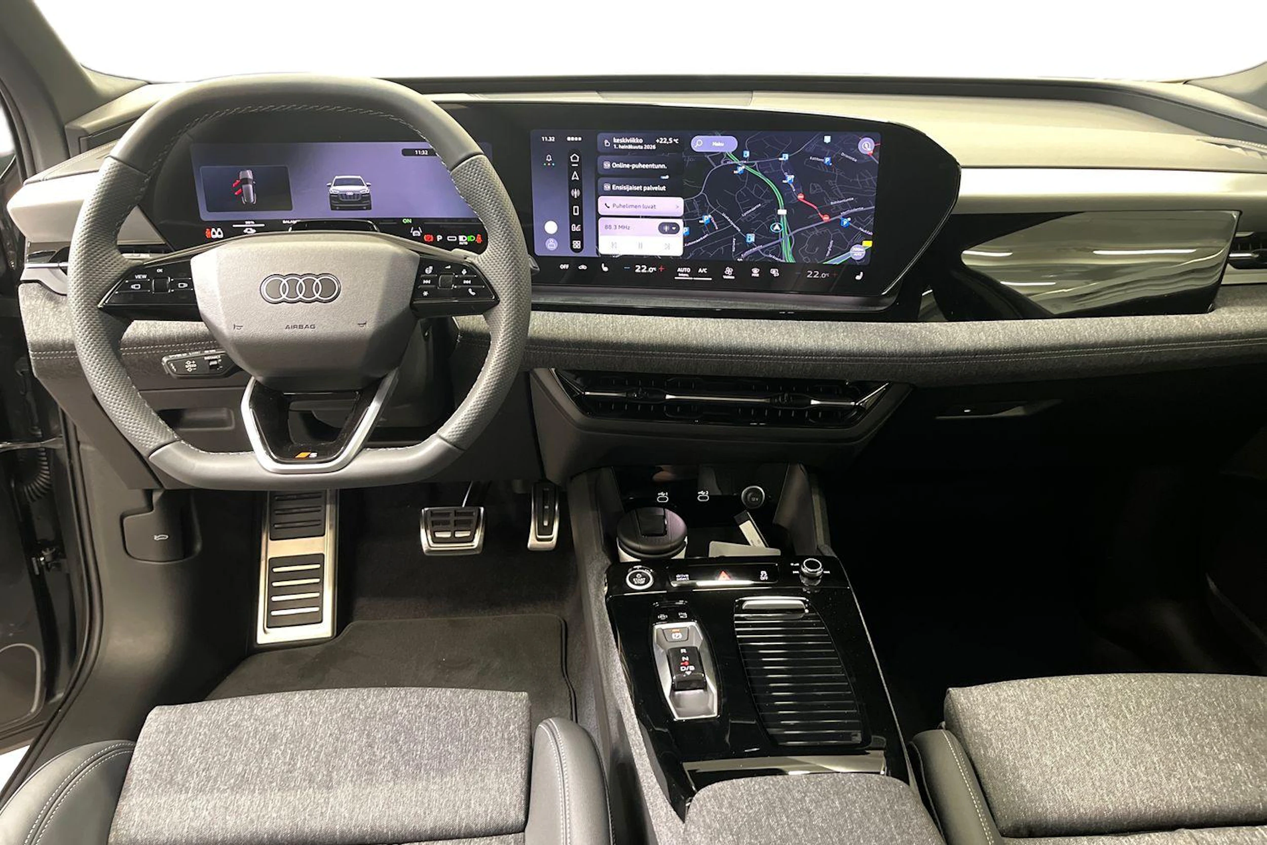 met. harmaa Audi Q6 e-tron 2026 kuva 7.
