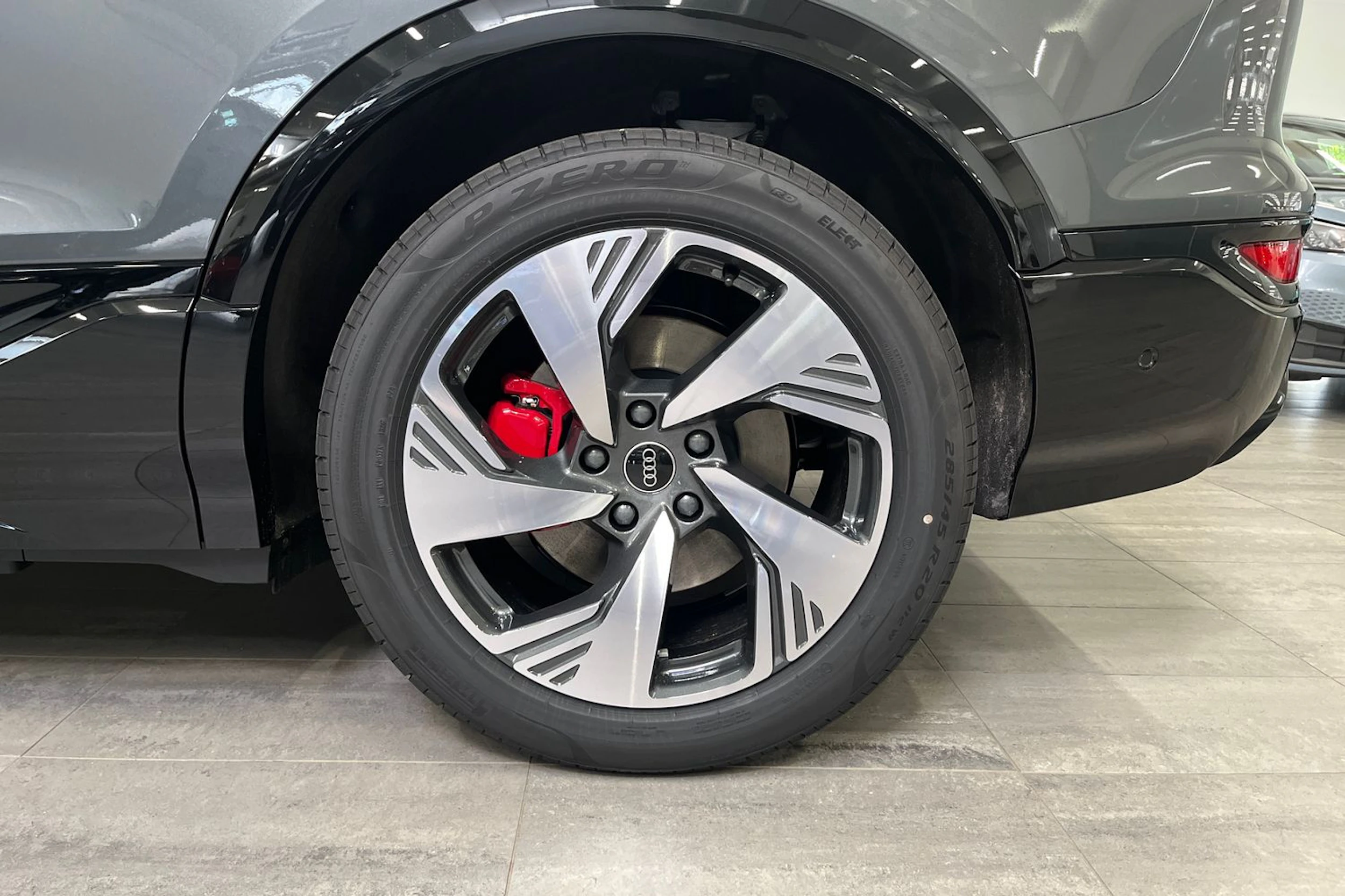 met. harmaa Audi Q6 e-tron 2026 kuva 10.