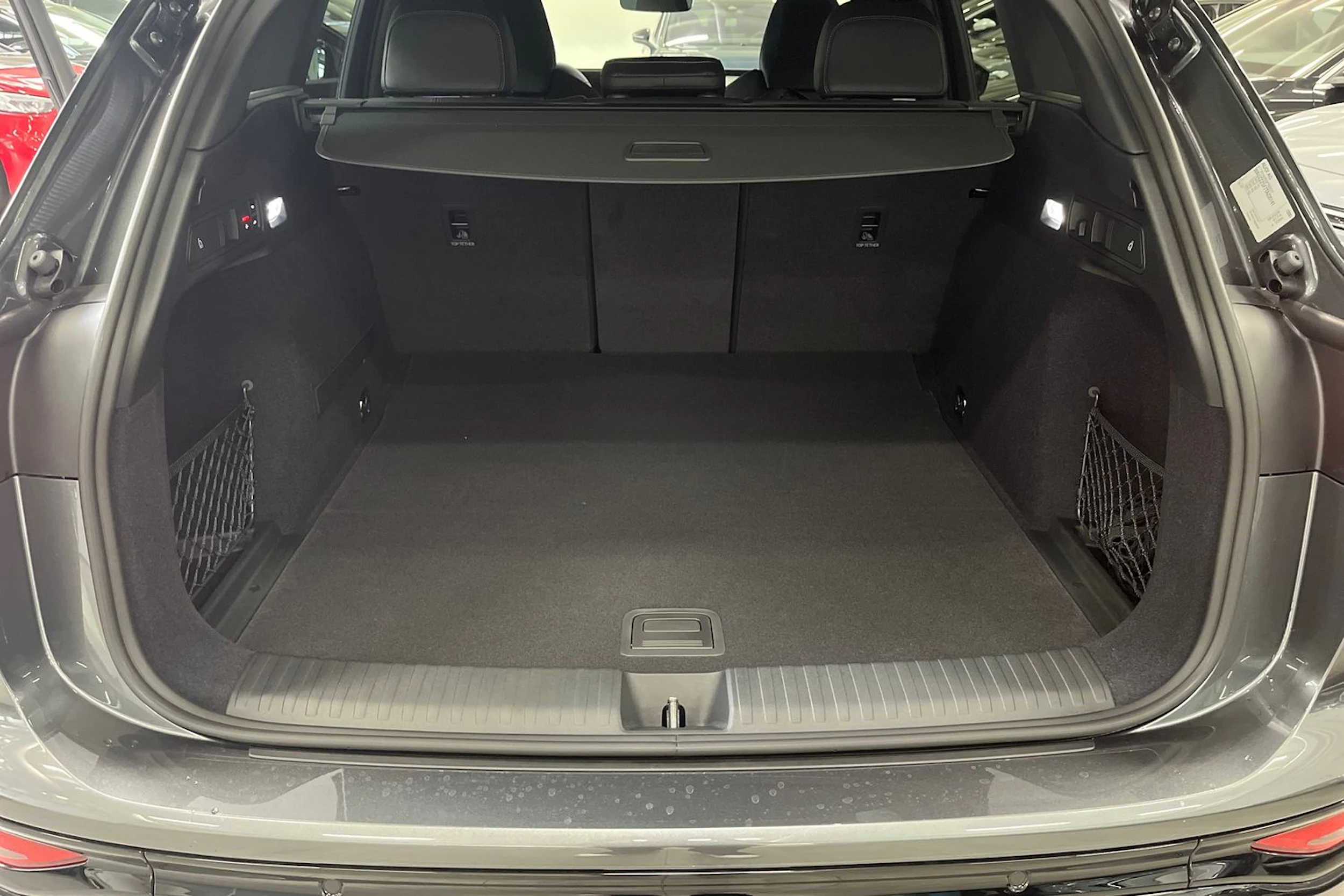 met. harmaa Audi Q6 e-tron 2026 kuva 13.