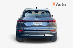 harmaa Audi Q6 e-tron 2026 kuva 3.