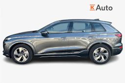 harmaa Audi Q6 e-tron 2026 kuva 5.