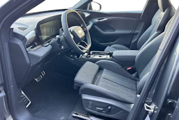 harmaa Audi Q6 e-tron 2026 kuva 6.