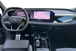 harmaa Audi Q6 e-tron 2026 kuva 7.