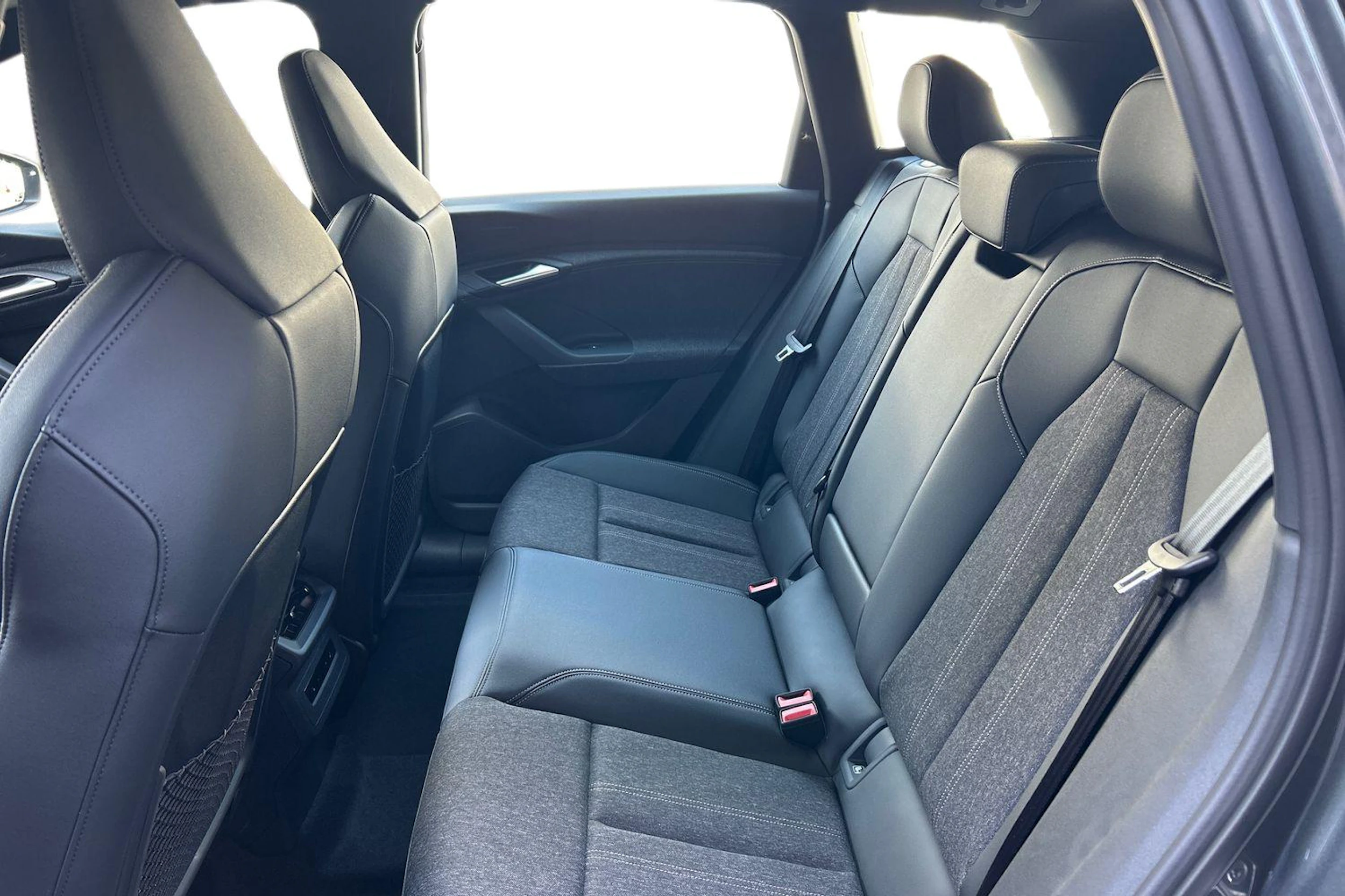 harmaa Audi Q6 e-tron 2026 kuva 8.