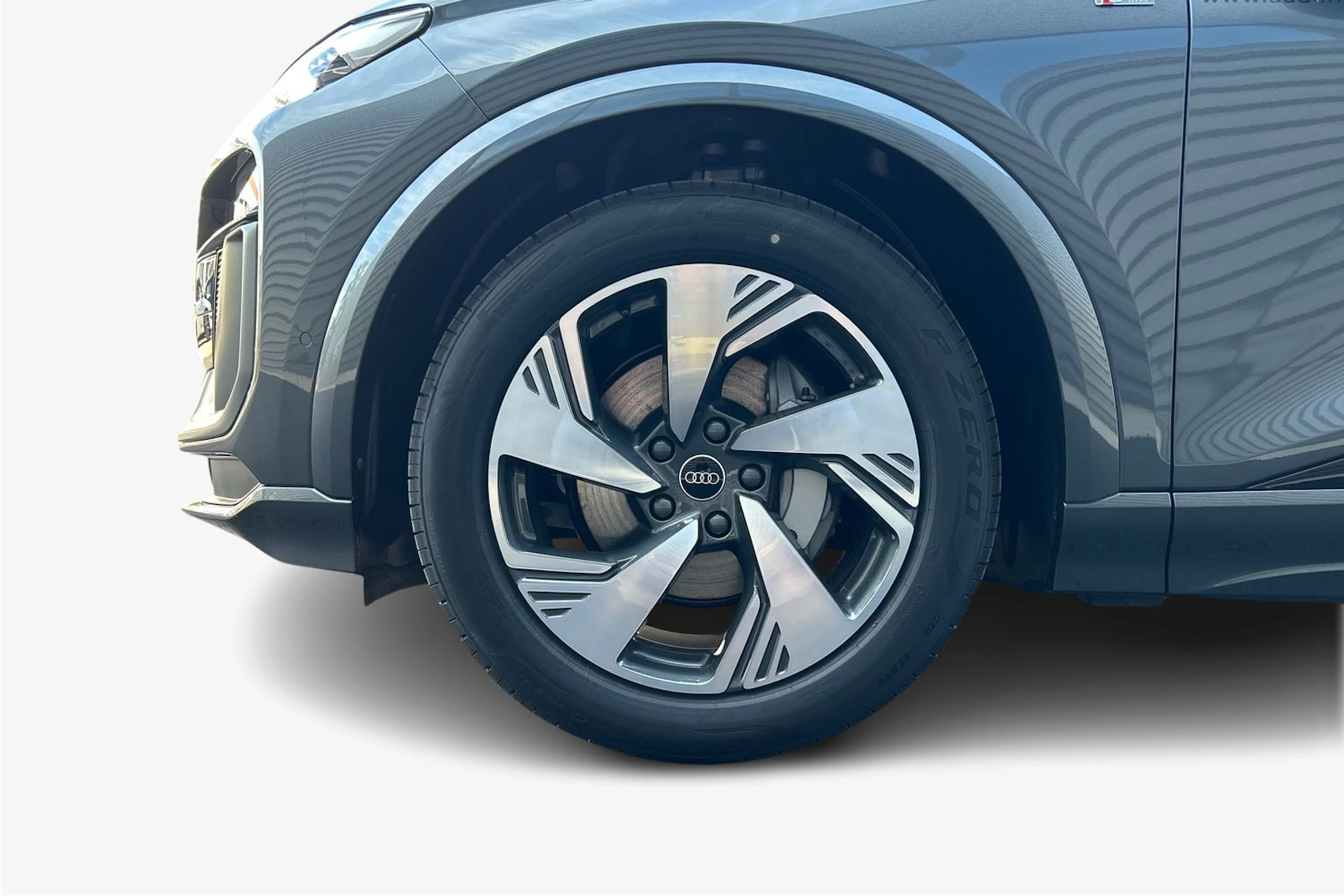 harmaa Audi Q6 e-tron 2026 kuva 9.