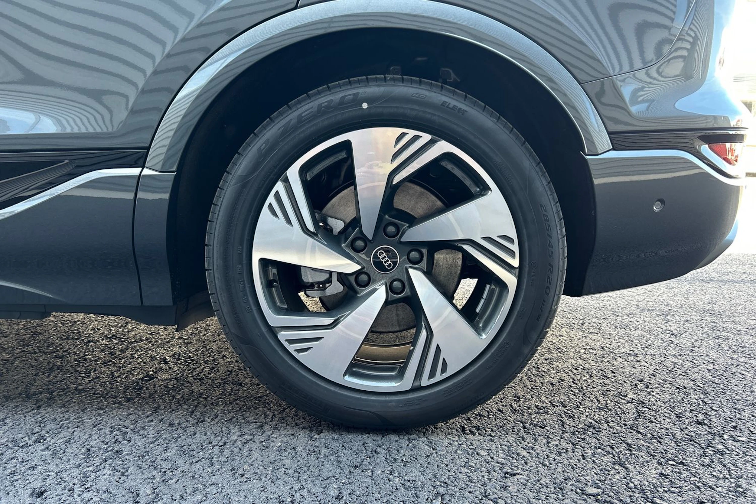 harmaa Audi Q6 e-tron 2026 kuva 10.