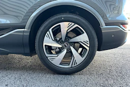 harmaa Audi Q6 e-tron 2026 kuva 10.