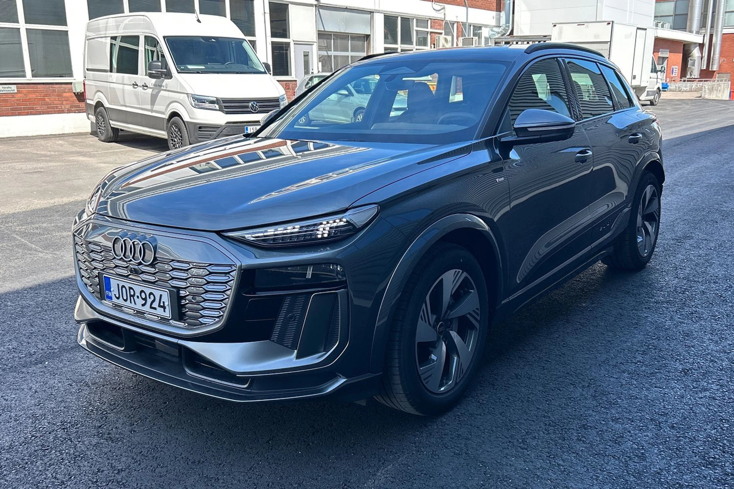 harmaa Audi Q6 e-tron 2026 kuva 11.