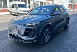 harmaa Audi Q6 e-tron 2026 kuva 11.