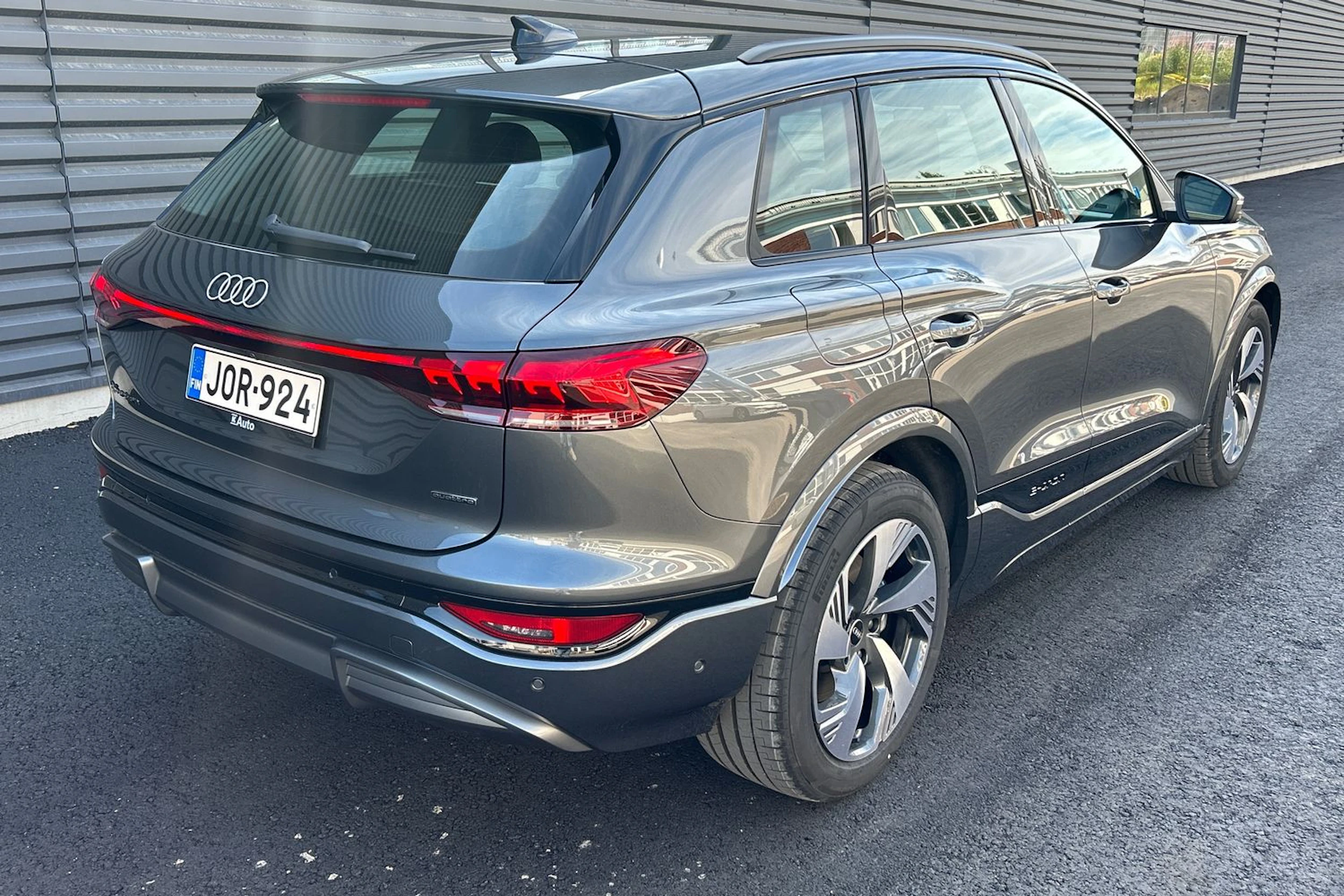 harmaa Audi Q6 e-tron 2026 kuva 12.