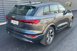 harmaa Audi Q6 e-tron 2026 kuva 12.
