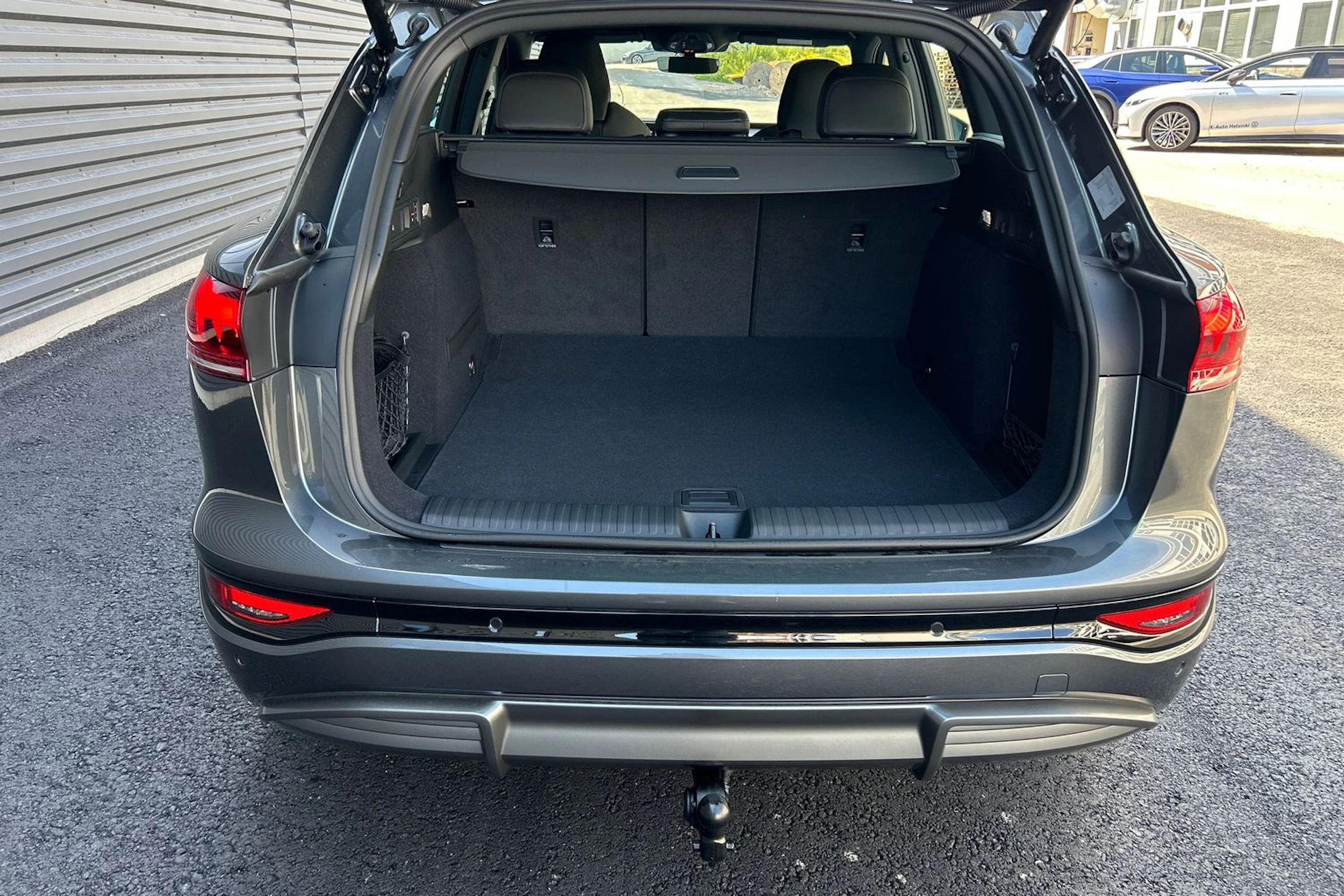 harmaa Audi Q6 e-tron 2026 kuva 13.