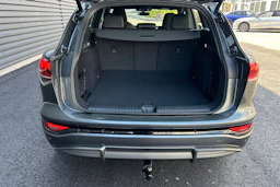harmaa Audi Q6 e-tron 2026 kuva 13.