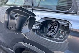 harmaa Audi Q6 e-tron 2026 kuva 15.