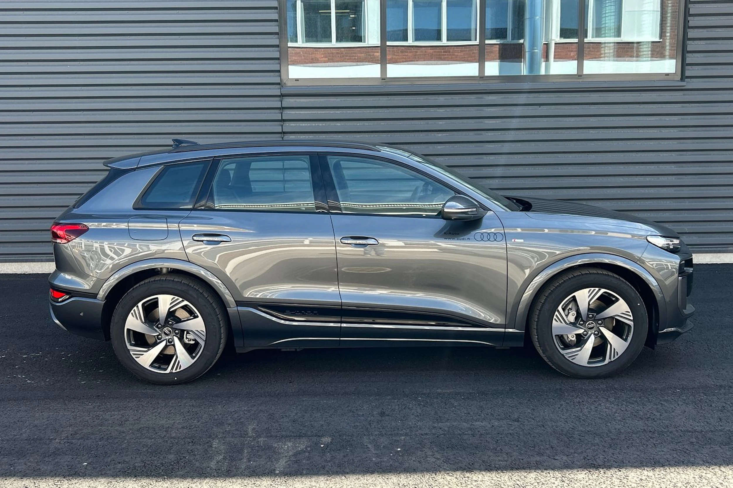 harmaa Audi Q6 e-tron 2026 kuva 17.