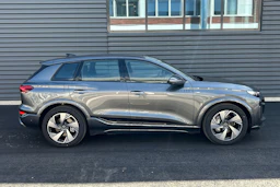harmaa Audi Q6 e-tron 2026 kuva 17.