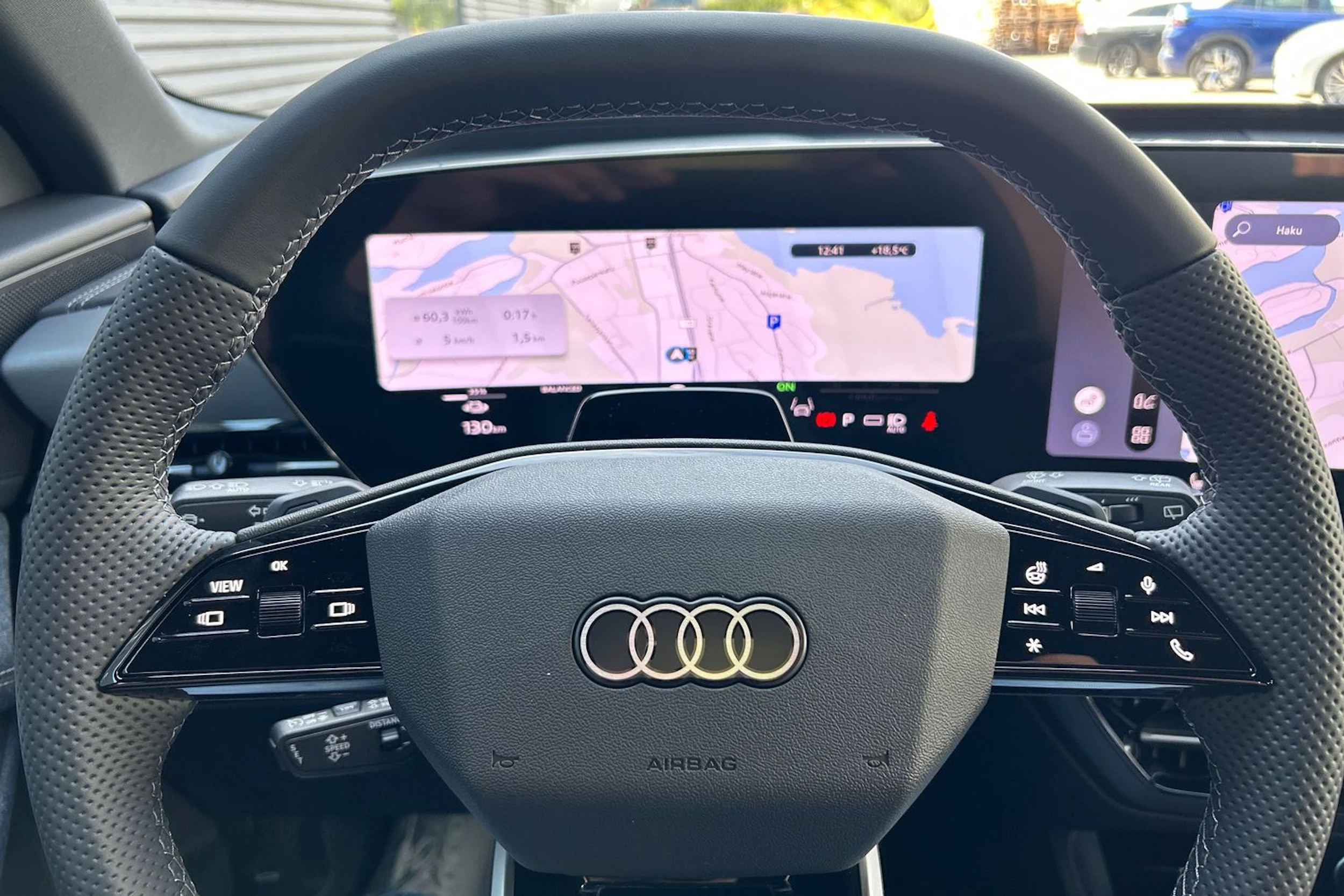 harmaa Audi Q6 e-tron 2026 kuva 18.