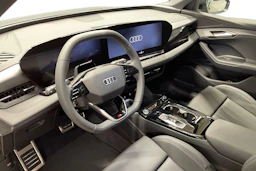 harmaa Audi Q6 e-tron 2026 kuva 6.