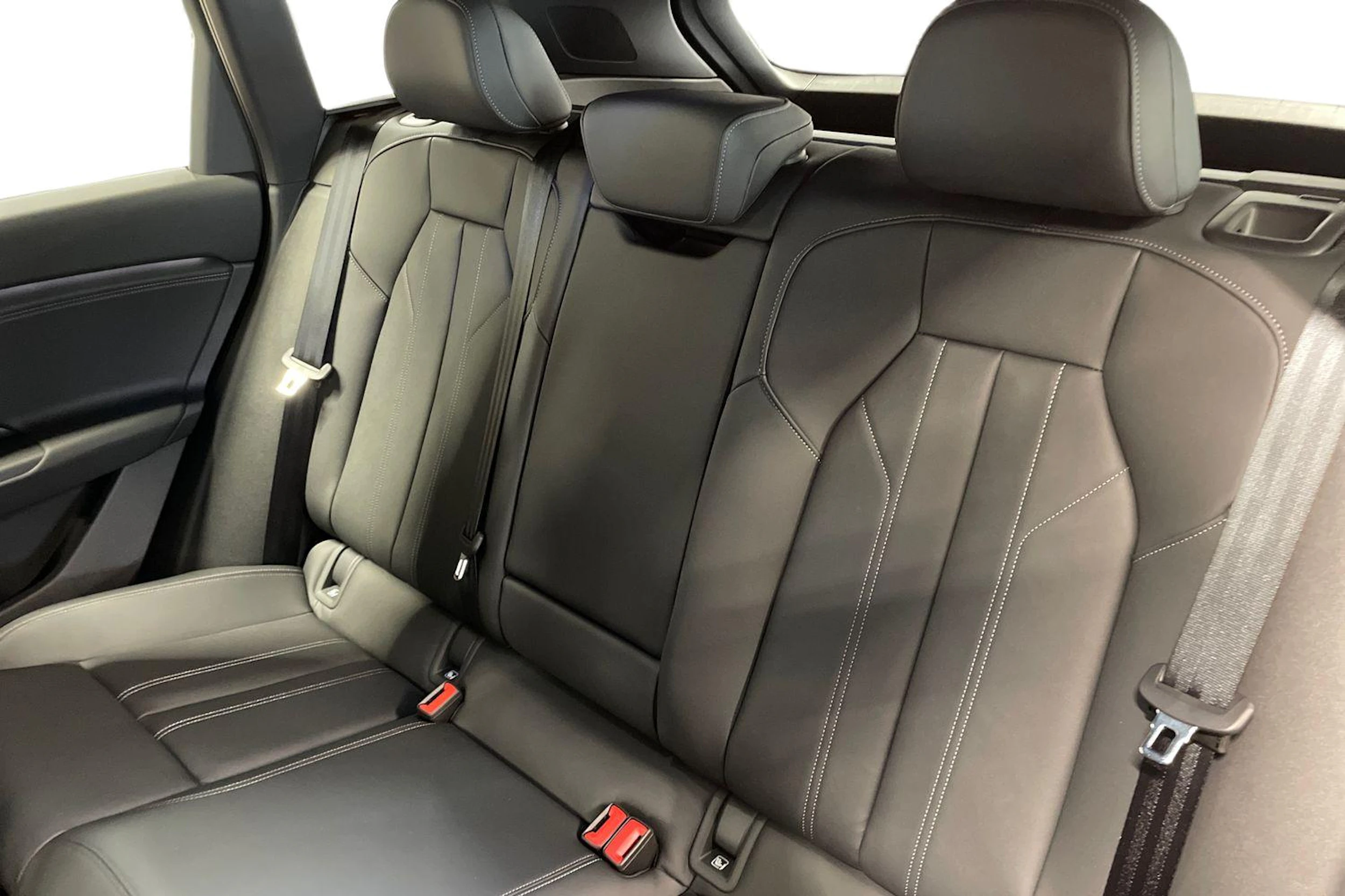 harmaa Audi Q6 e-tron 2026 kuva 8.