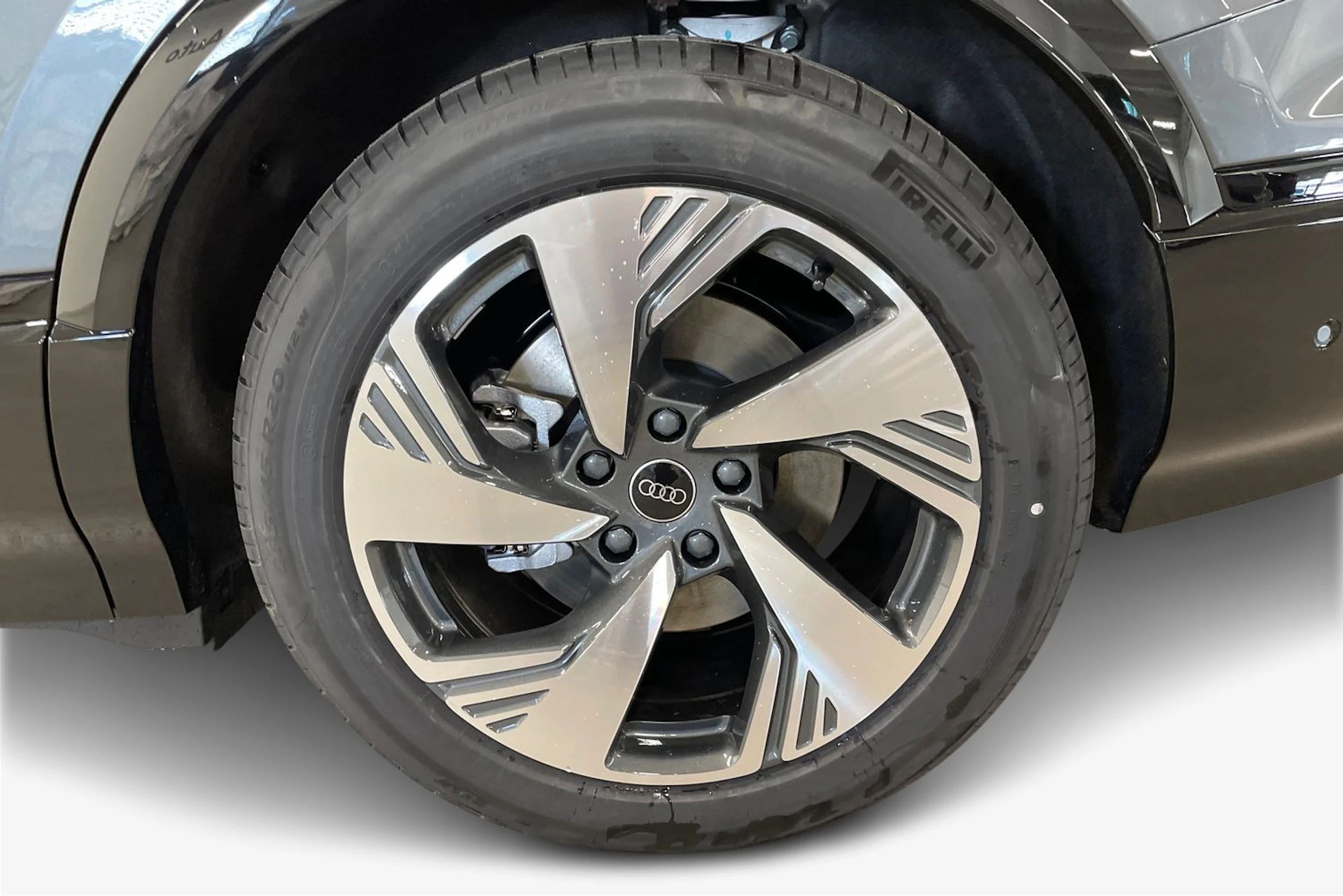 harmaa Audi Q6 e-tron 2026 kuva 9.