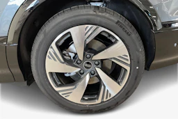 harmaa Audi Q6 e-tron 2026 kuva 9.