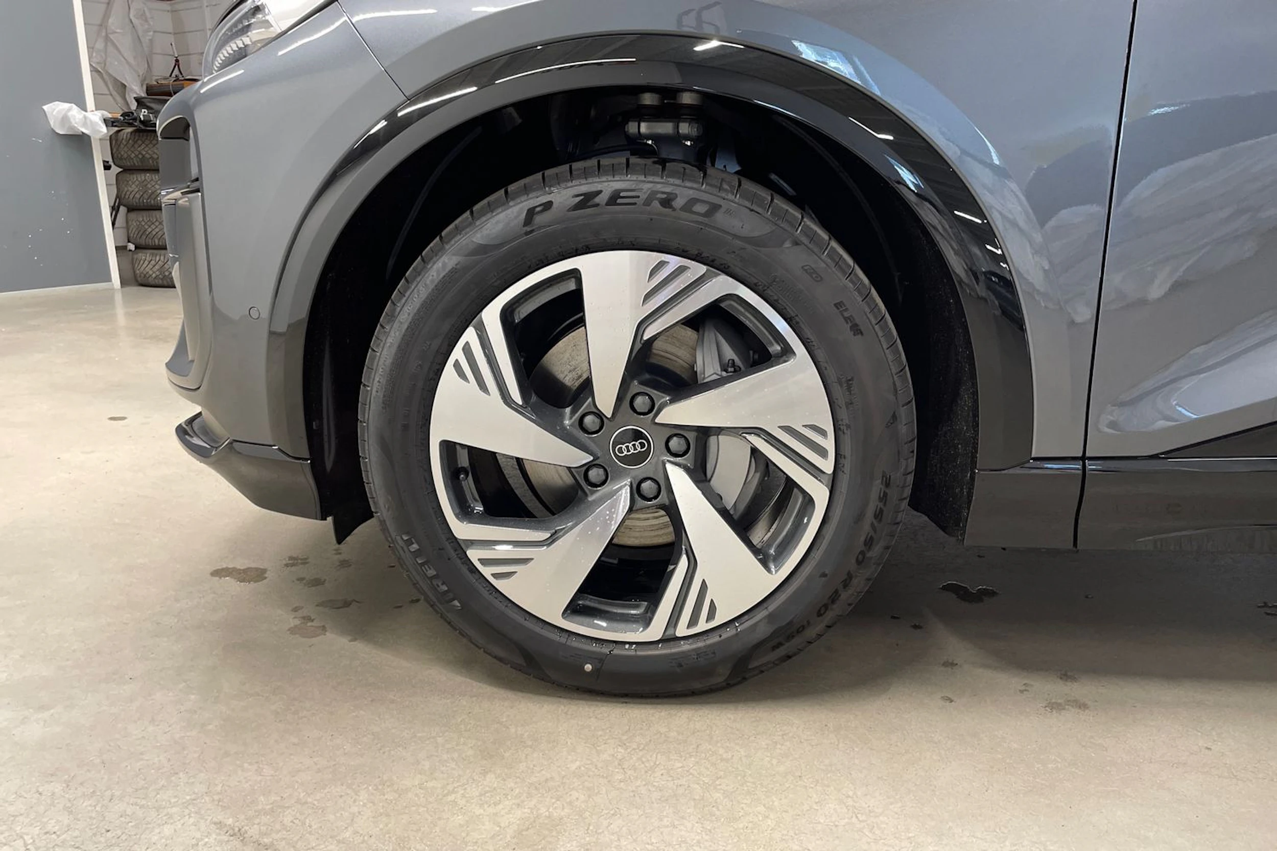 harmaa Audi Q6 e-tron 2026 kuva 10.