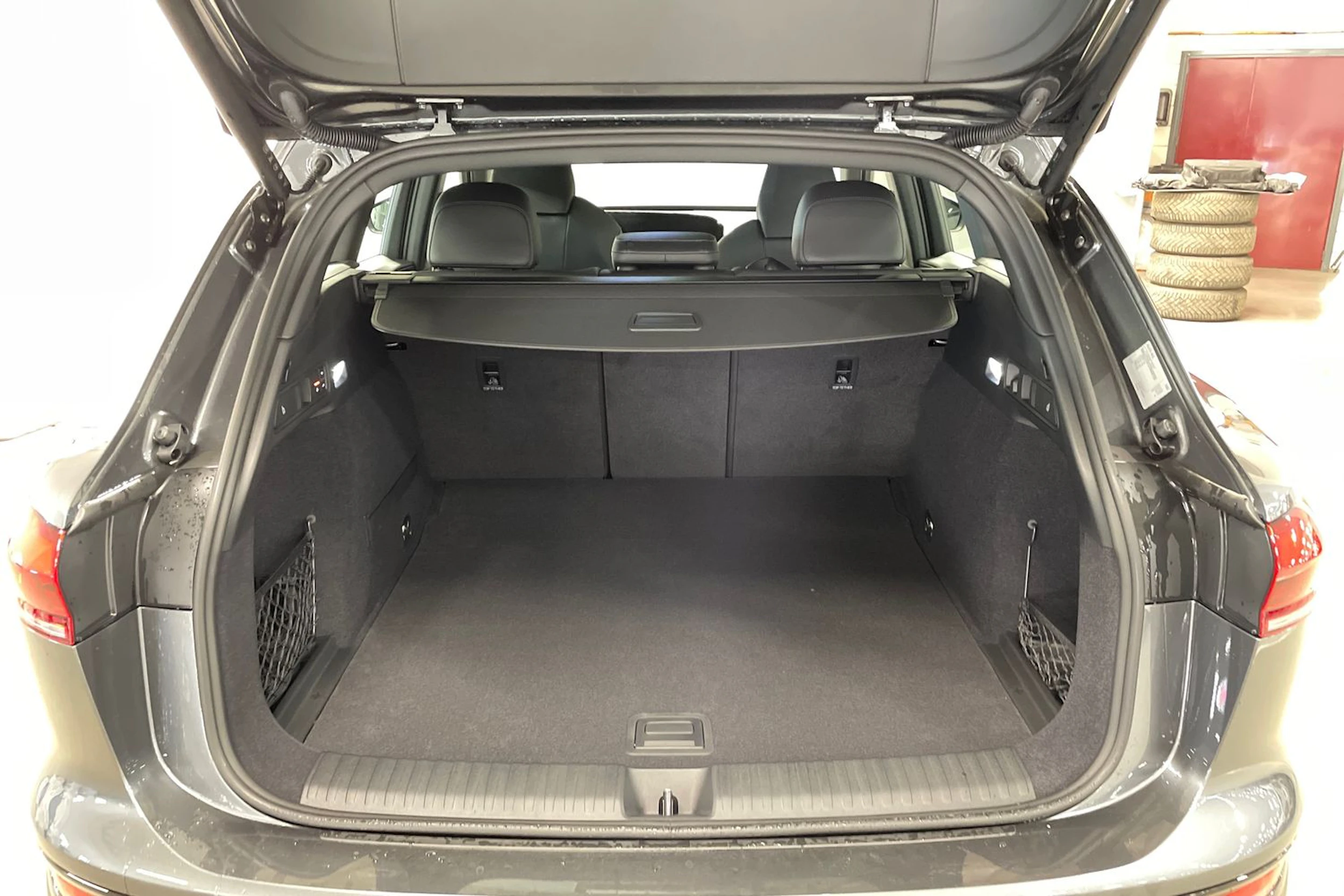 harmaa Audi Q6 e-tron 2026 kuva 11.