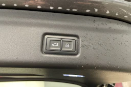harmaa Audi Q6 e-tron 2026 kuva 12.