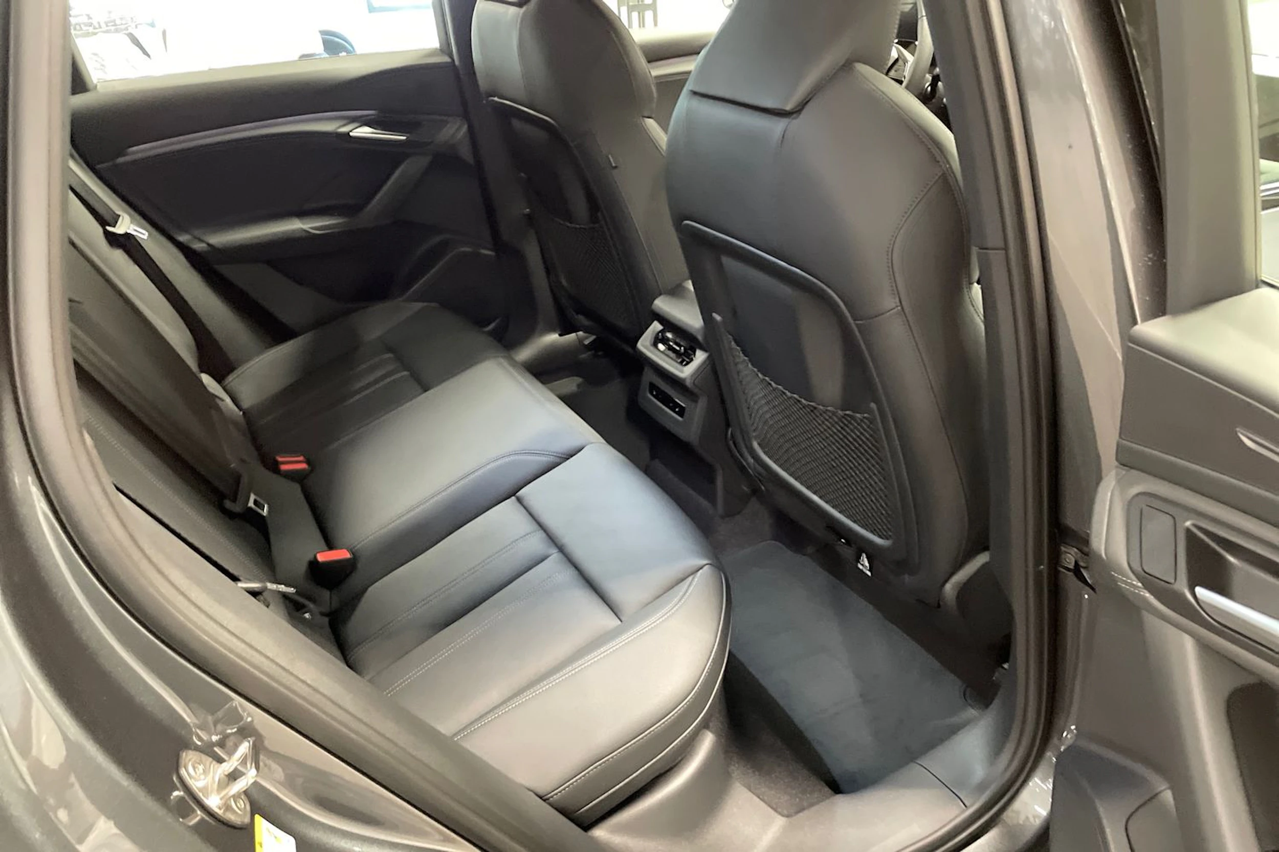 harmaa Audi Q6 e-tron 2026 kuva 13.